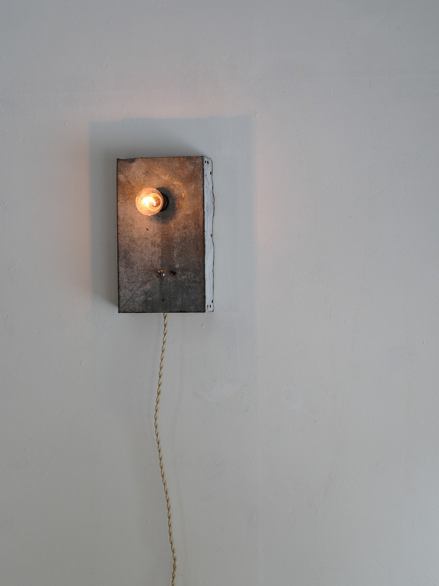 022 ブリキ箱にランプ