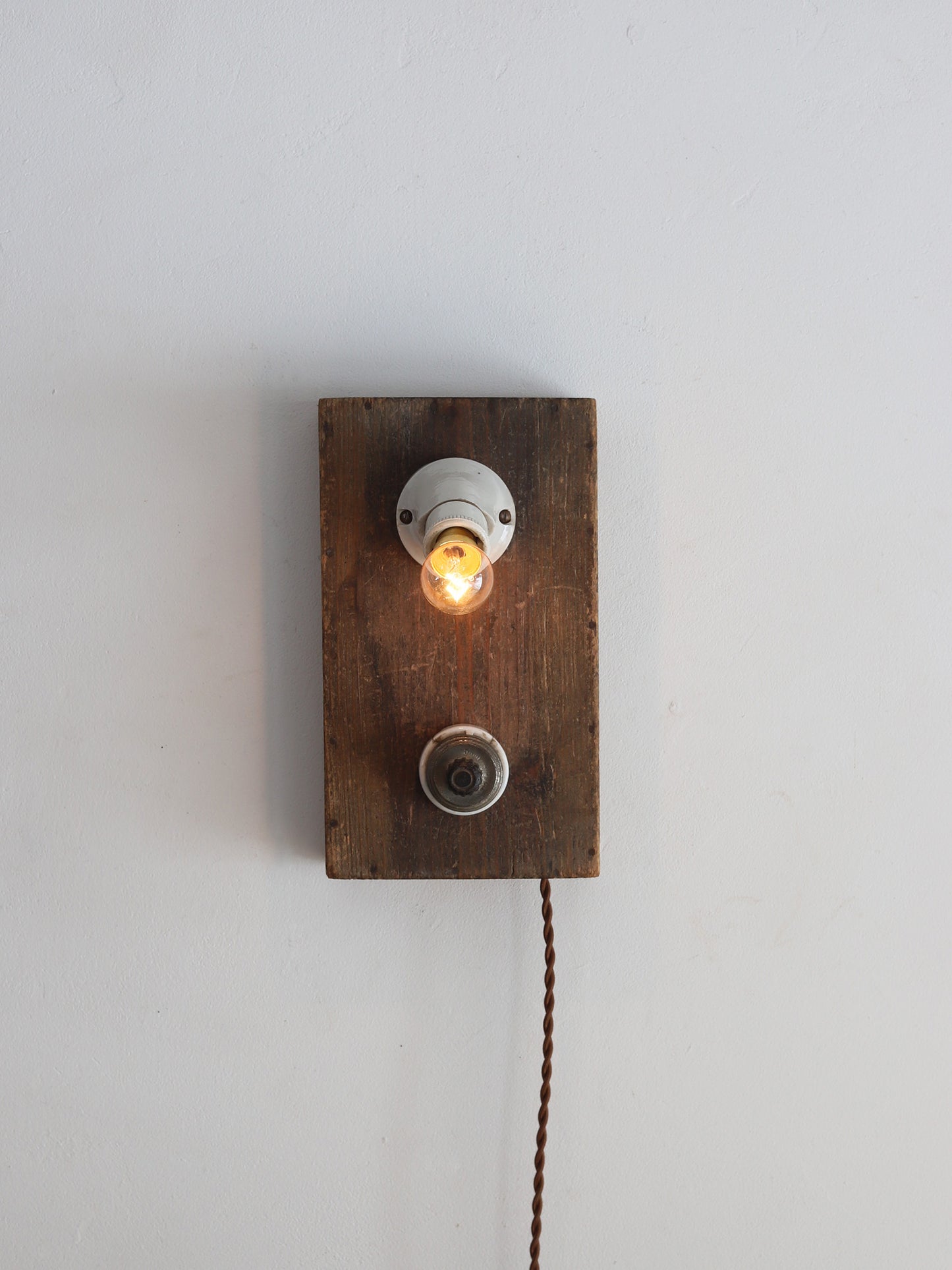 WALL LAMP