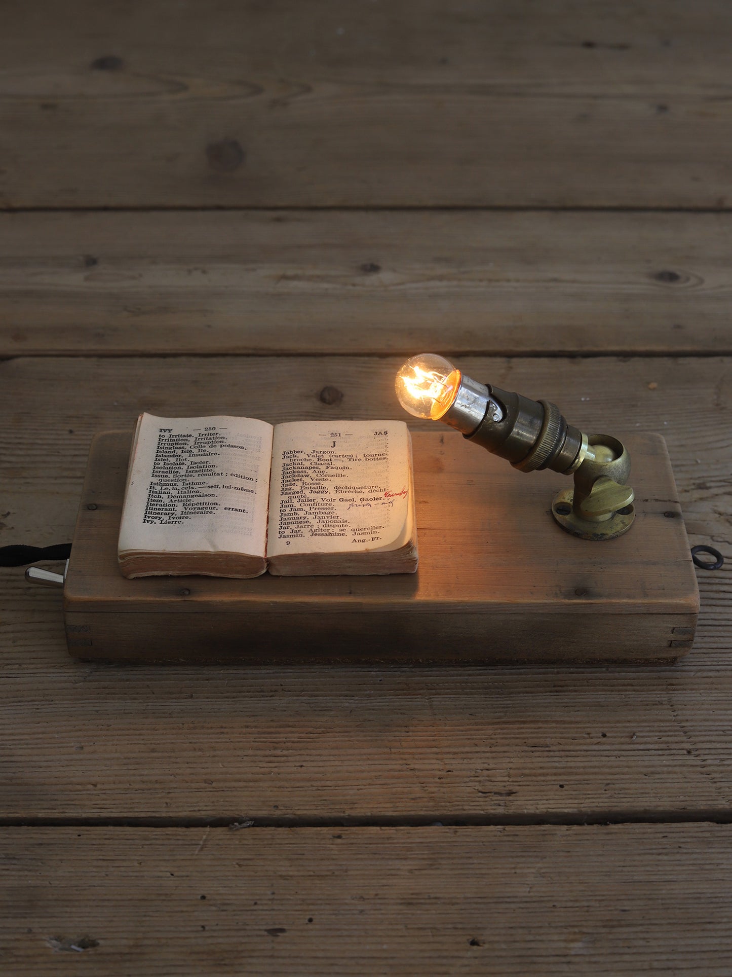 WOOD BASE LAMP