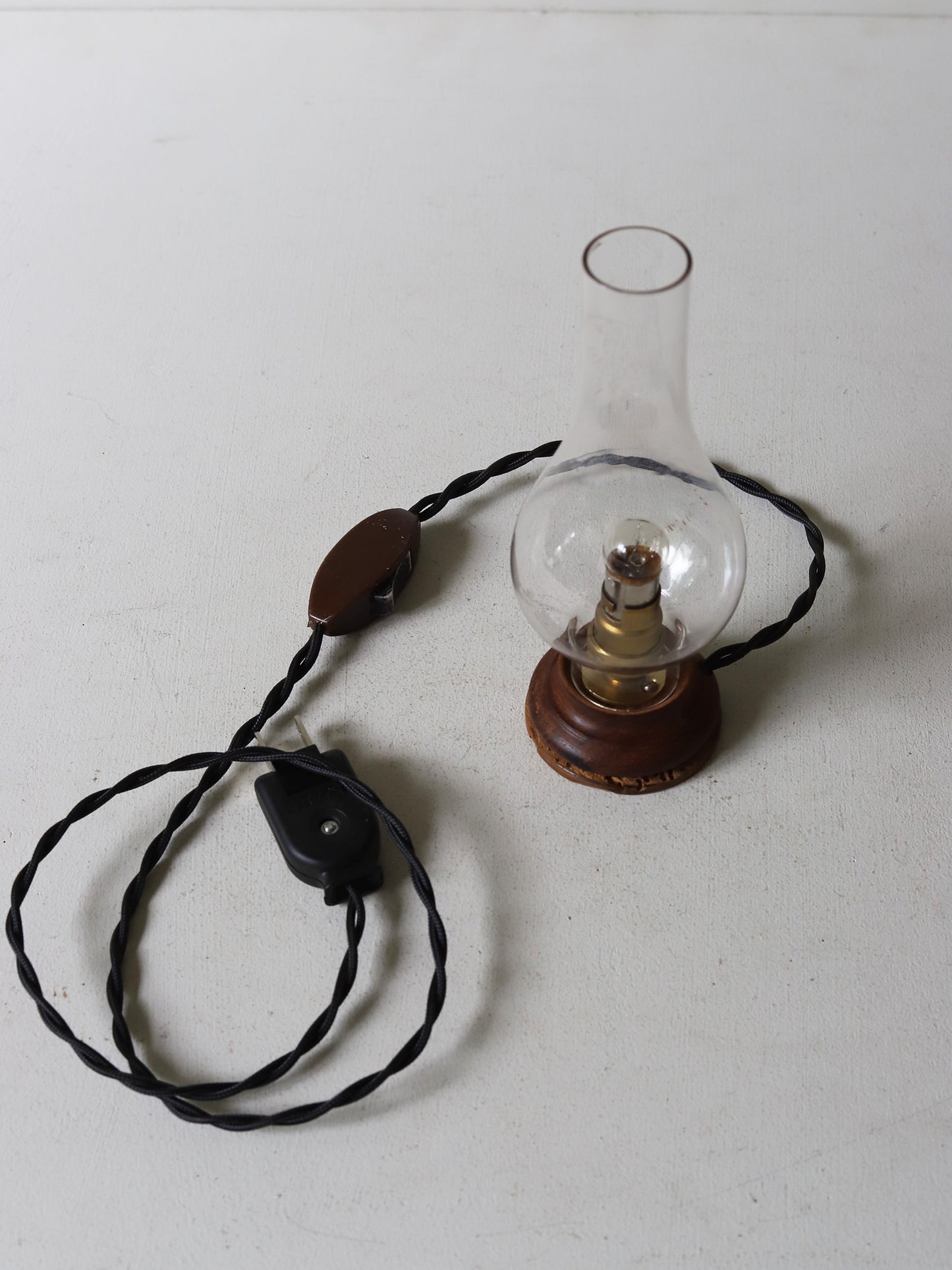 GLASS SHADE STAND LAMP