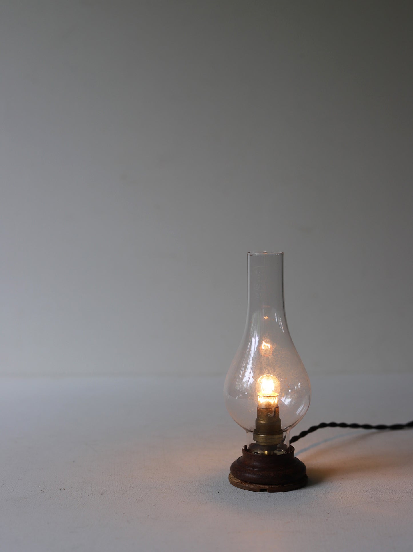 GLASS SHADE STAND LAMP