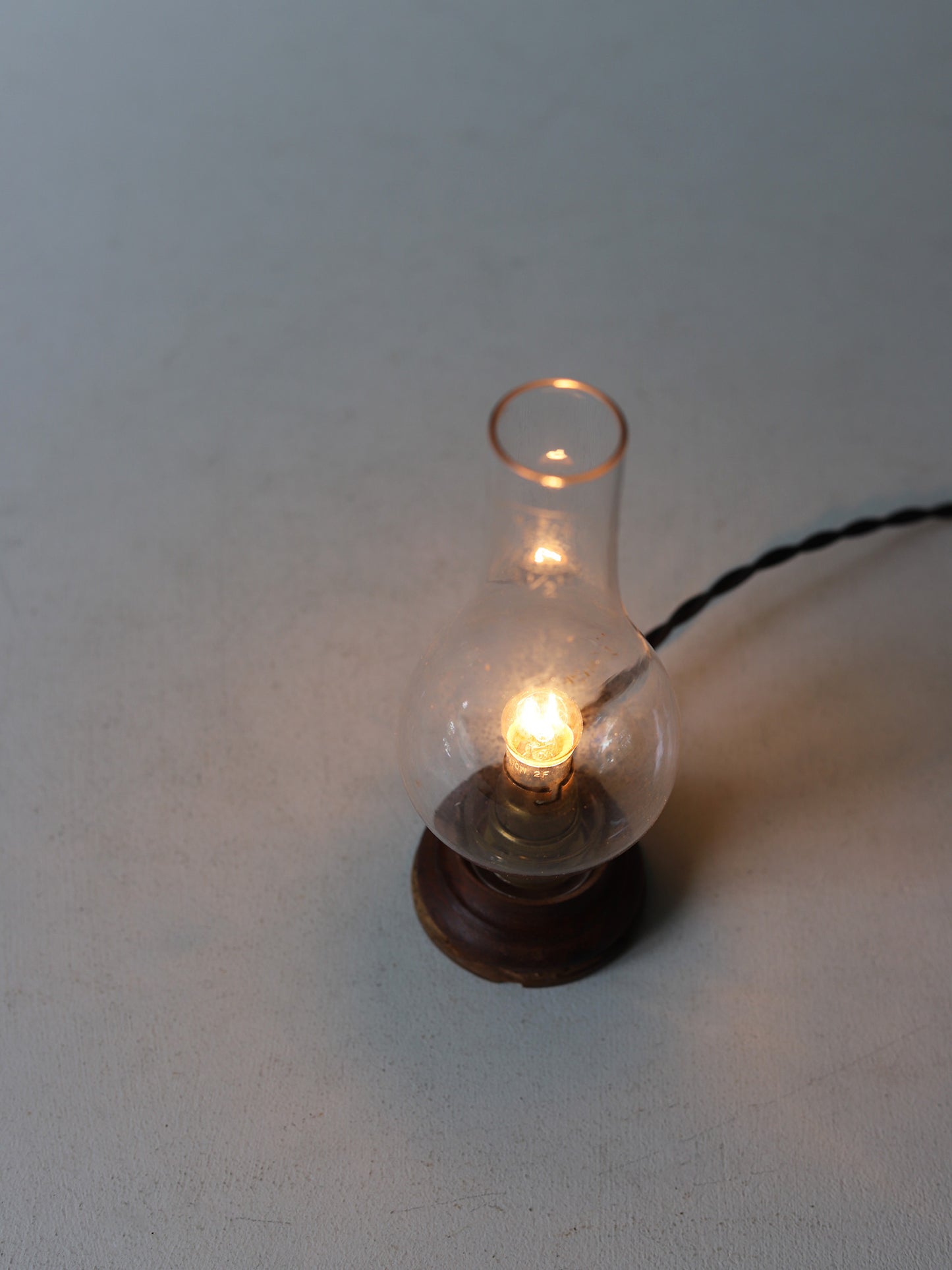 GLASS SHADE STAND LAMP