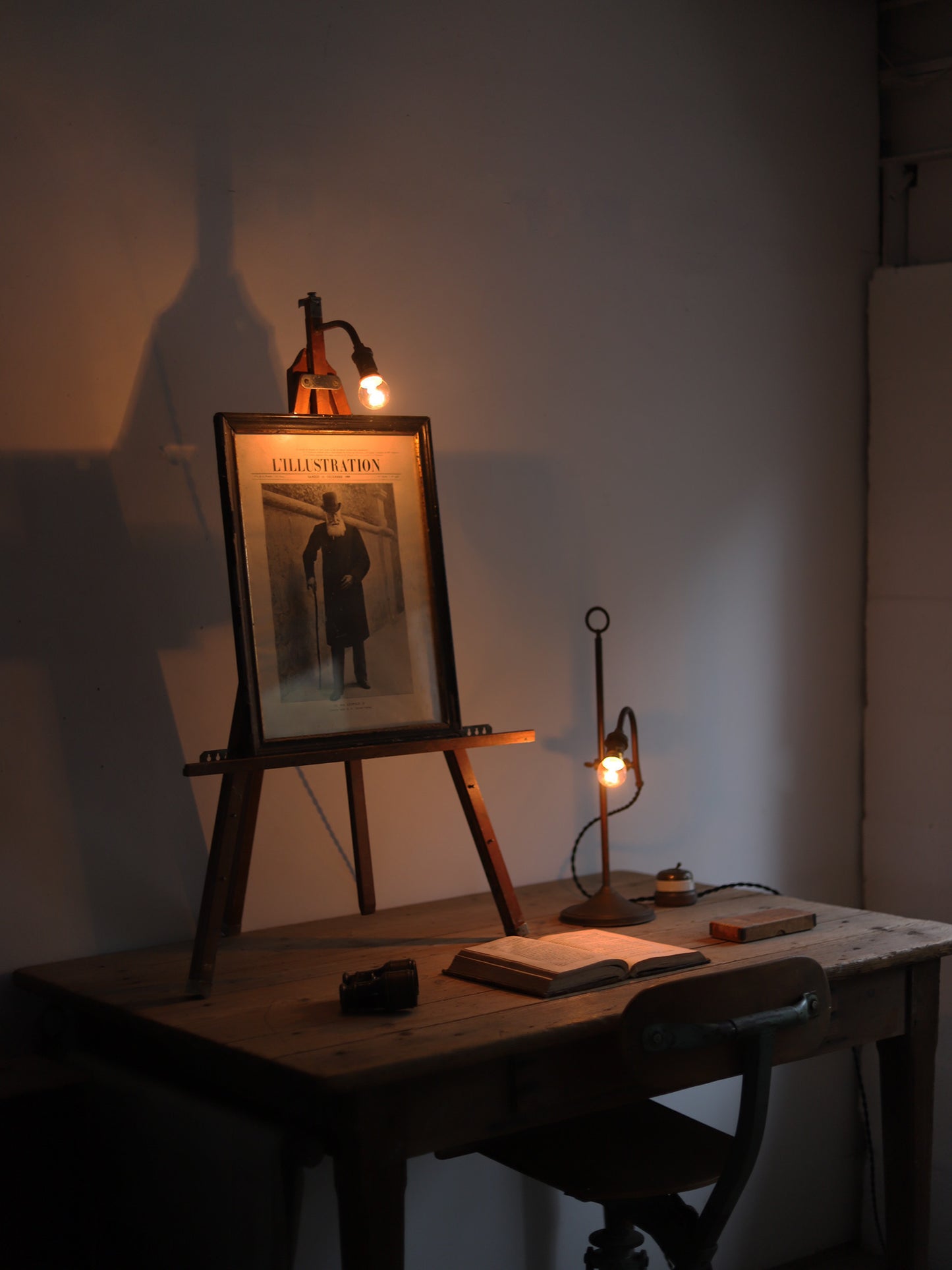EASEL LAMP