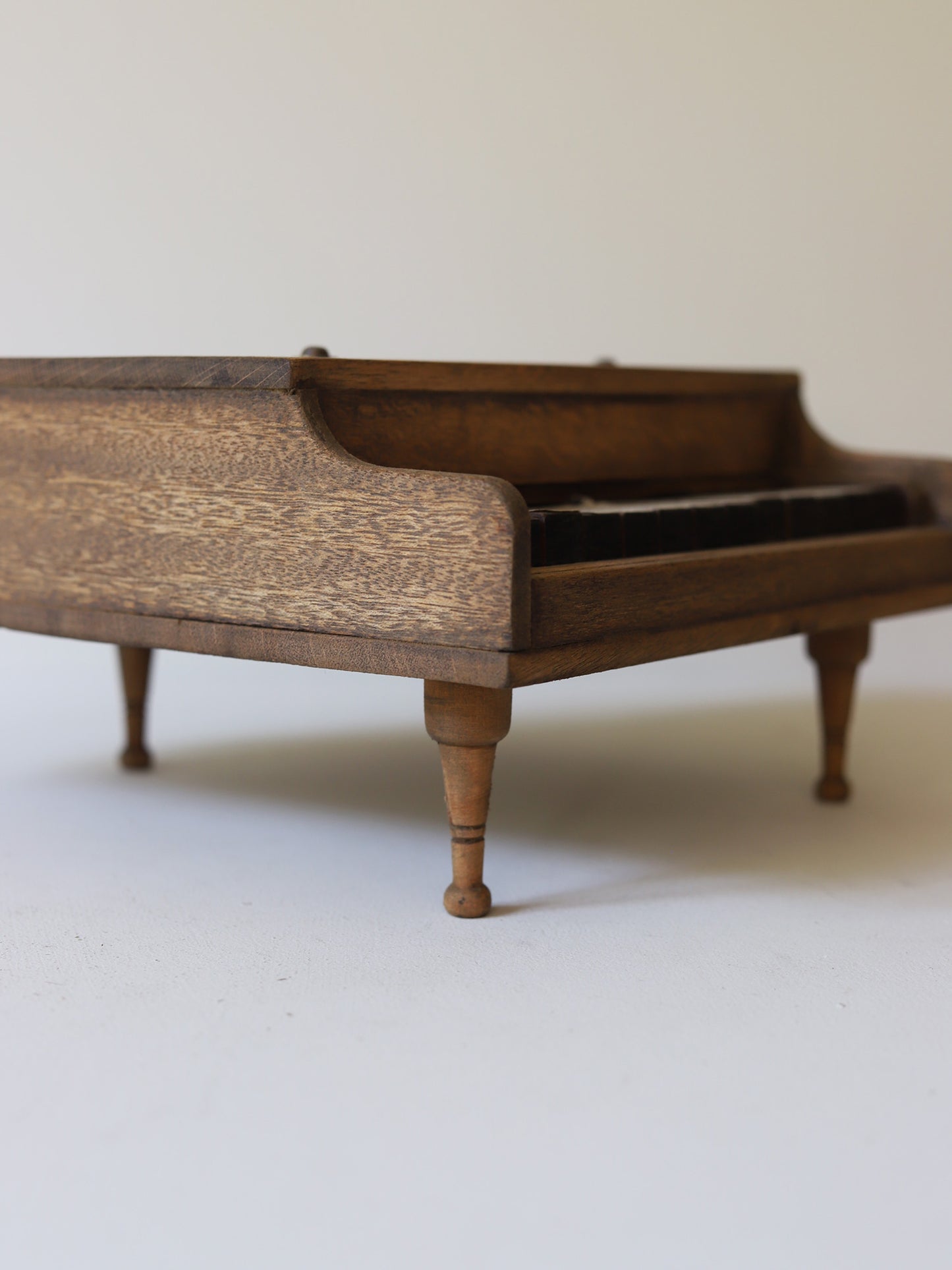 TOY PIANO