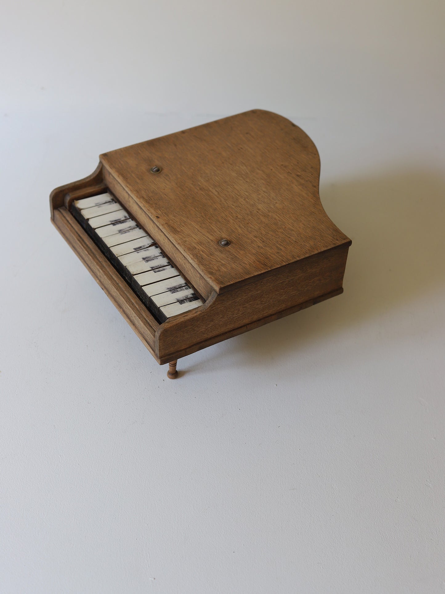 TOY PIANO