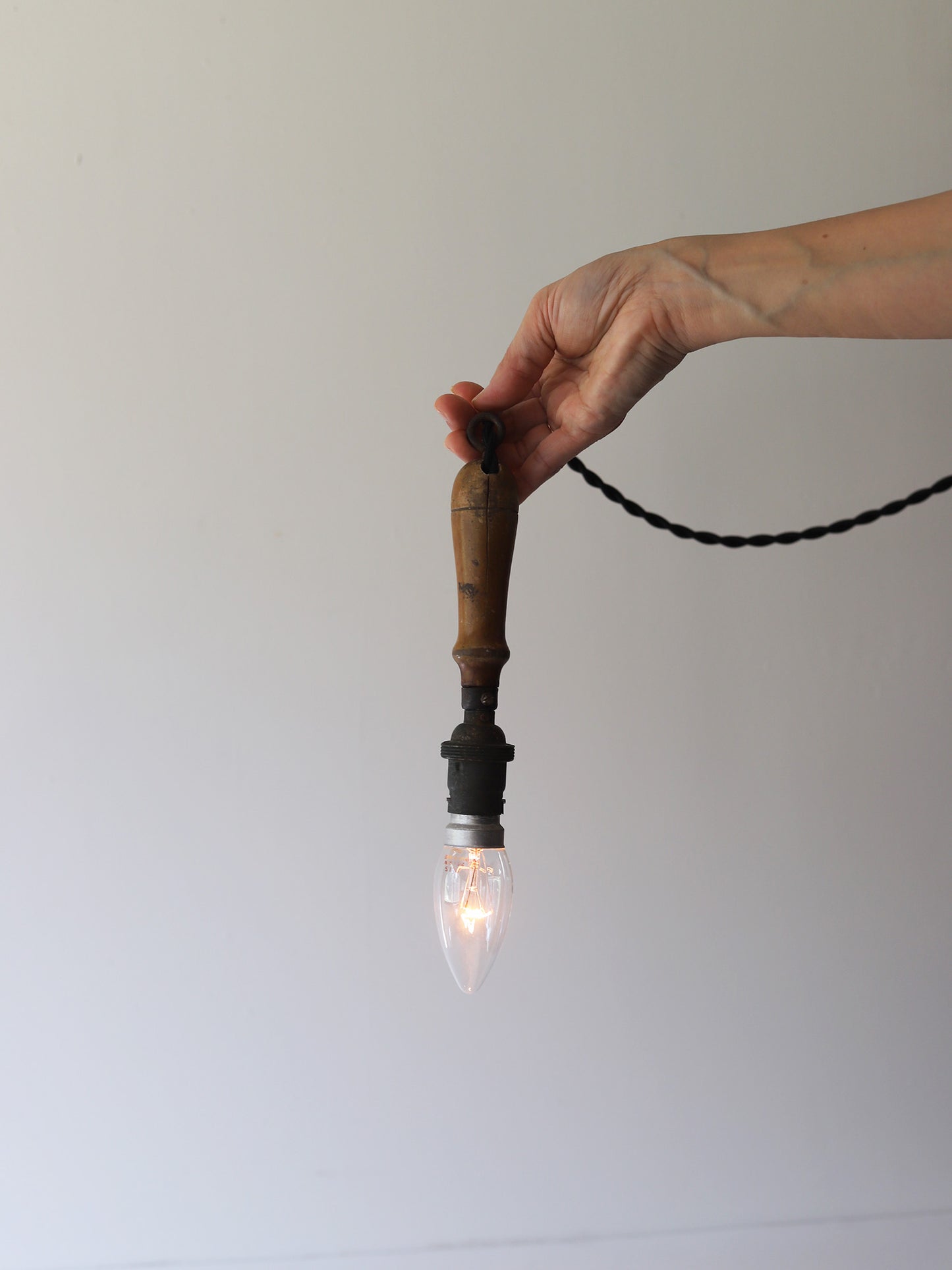 HANDLE LAMP