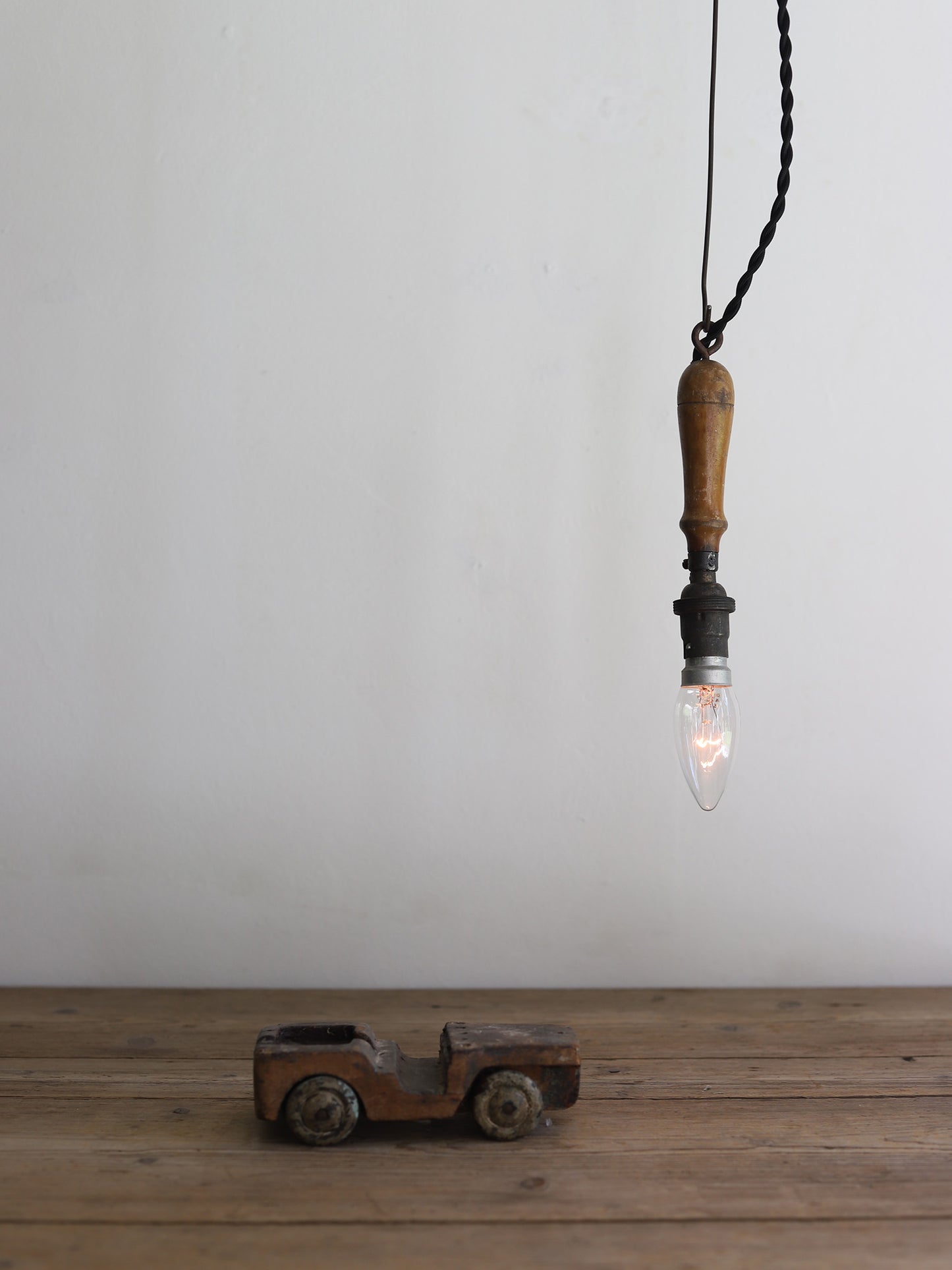 HANDLE LAMP