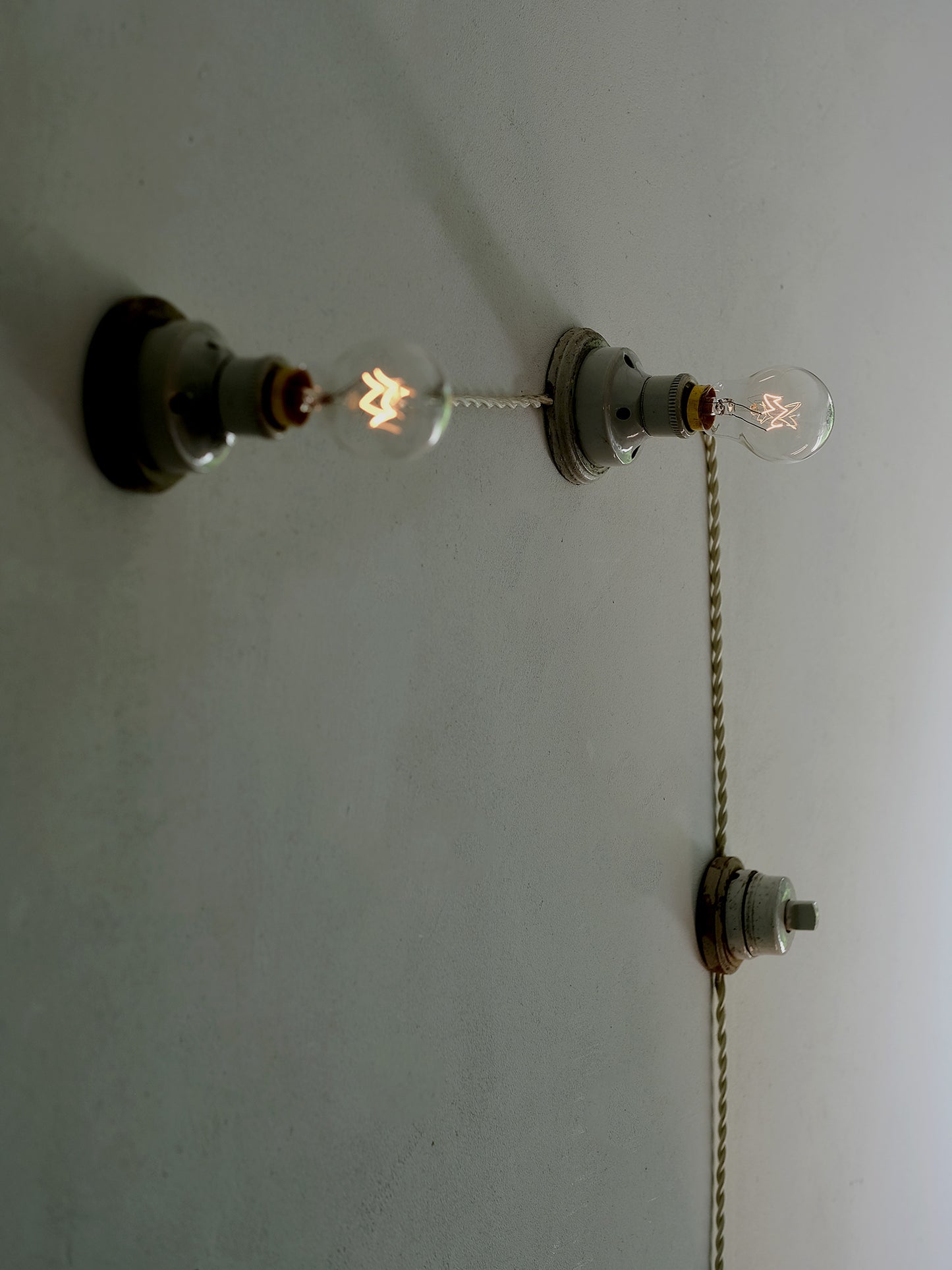 2 SOCKET LAMP WITH SWITCH : A