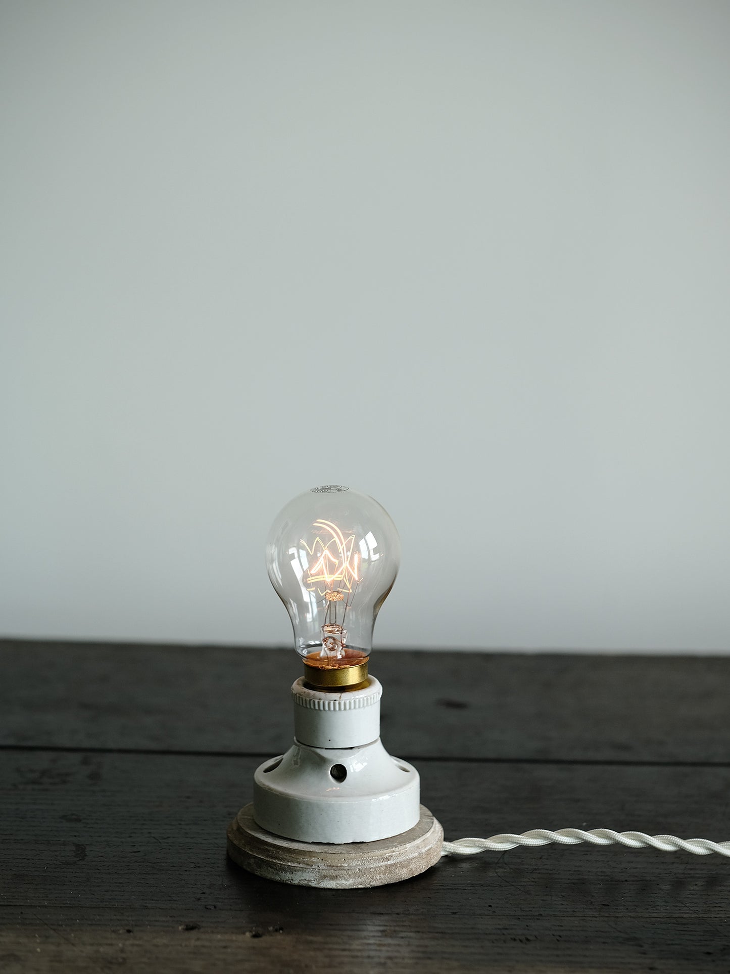 2 SOCKET LAMP WITH SWITCH : A