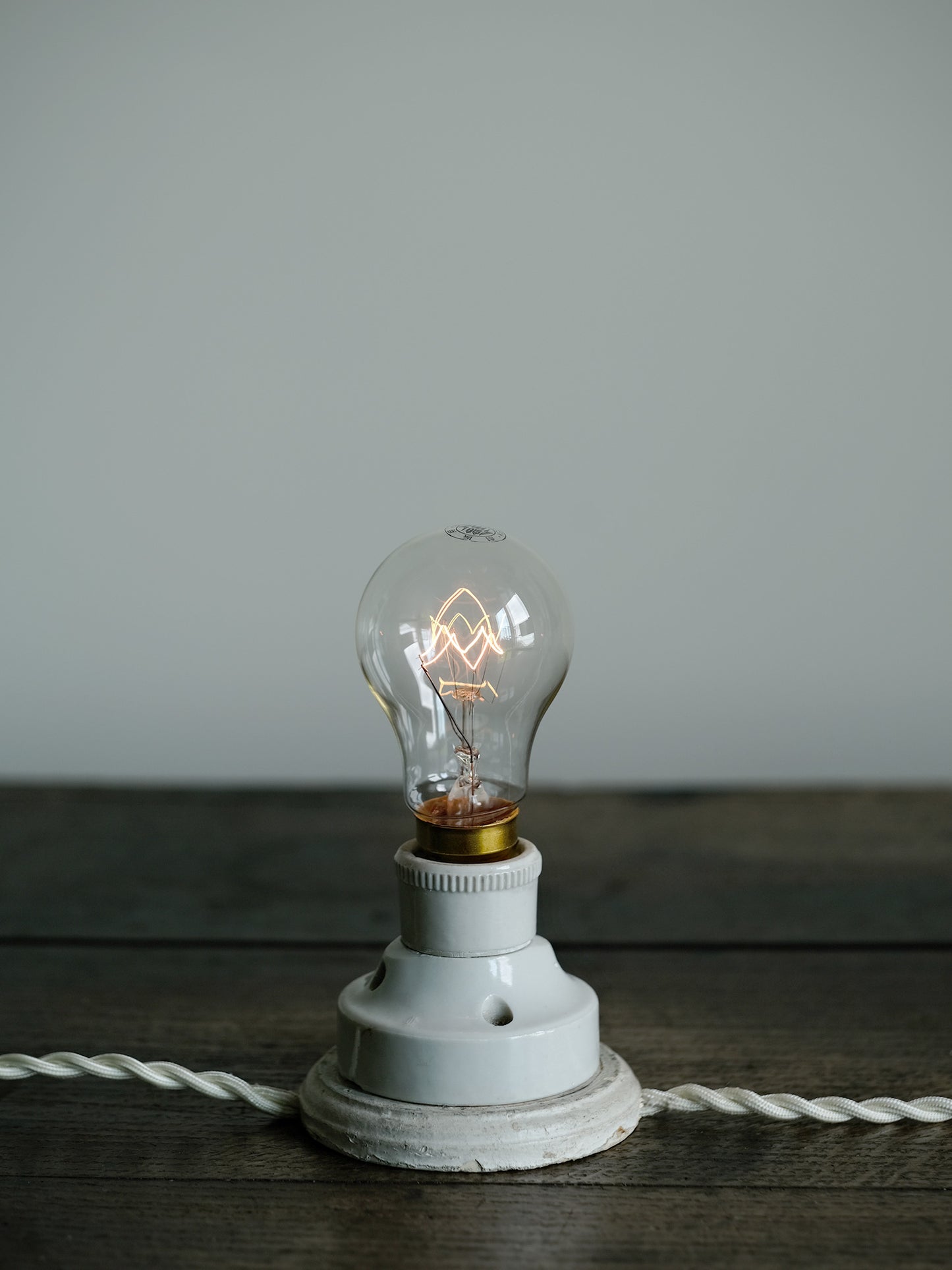 2 SOCKET LAMP WITH SWITCH : A