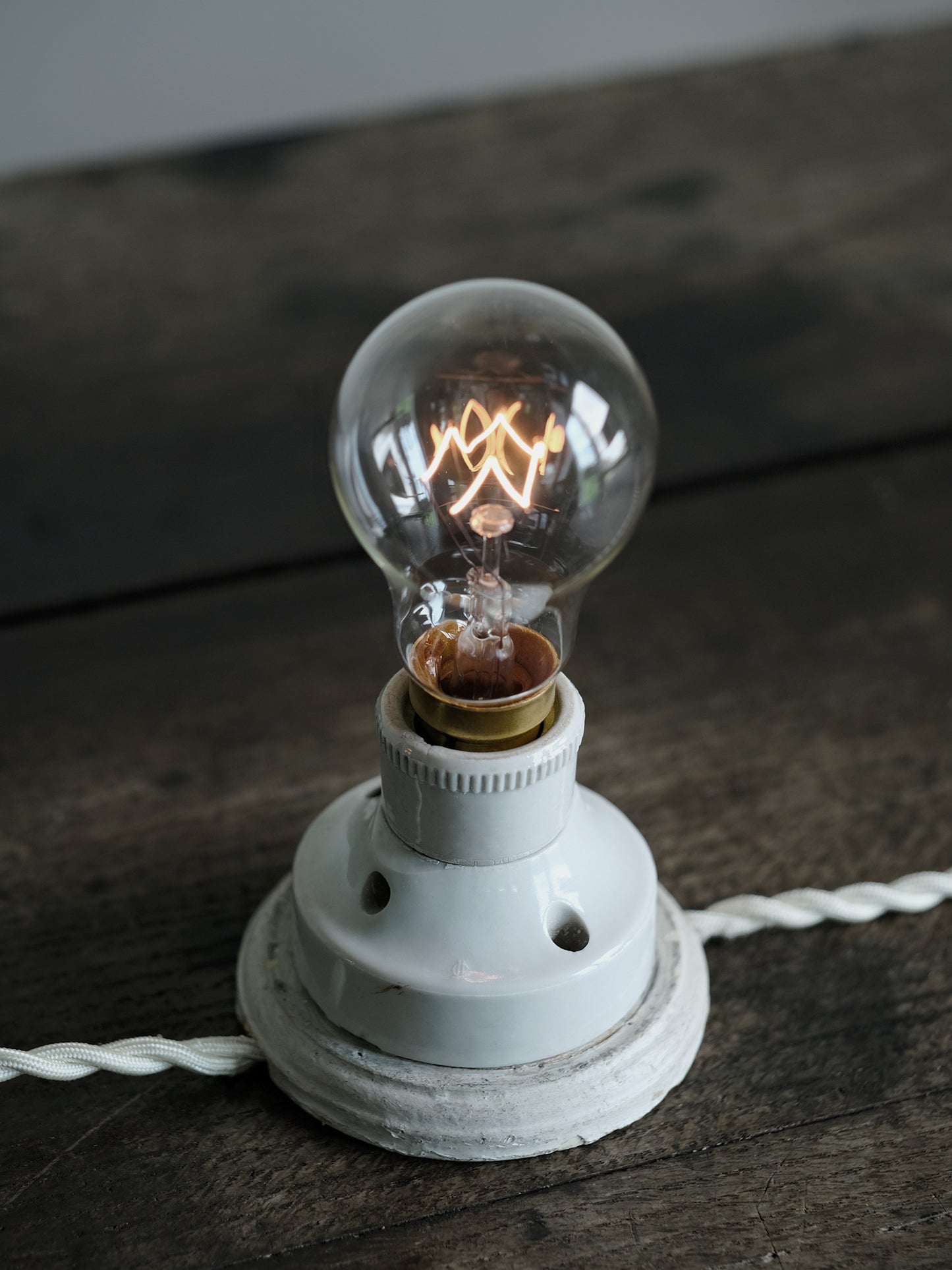 2 SOCKET LAMP WITH SWITCH : A