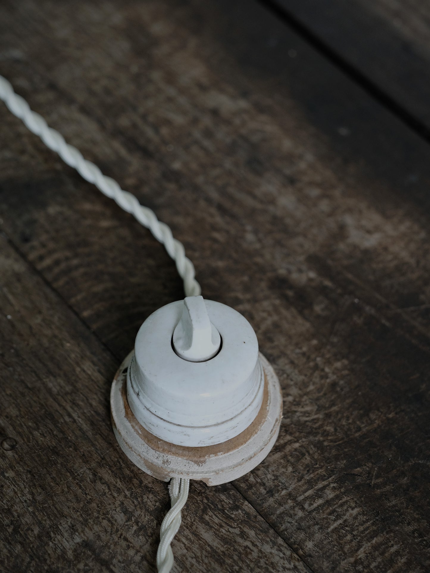 2 SOCKET LAMP WITH SWITCH : A