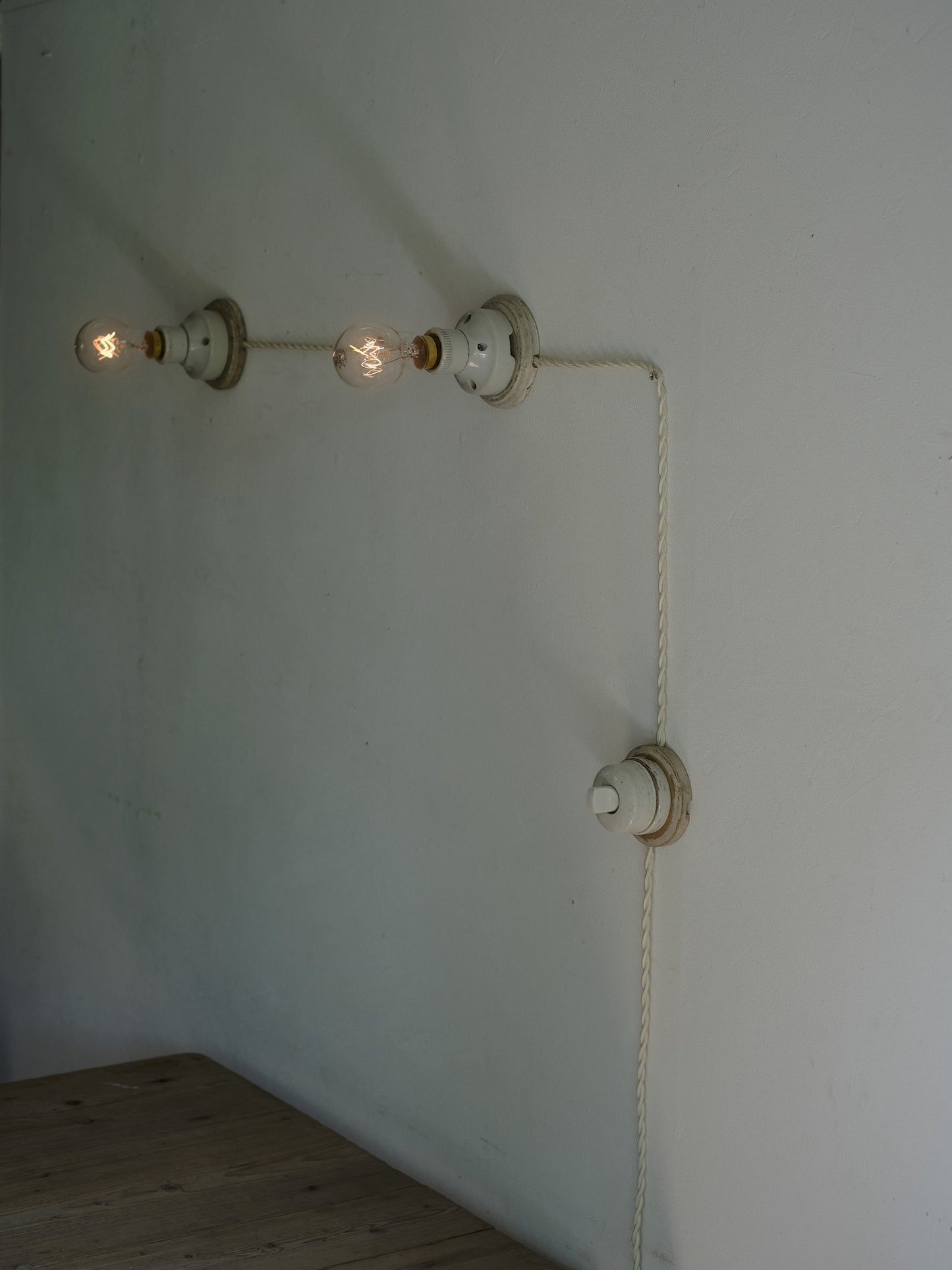2 SOCKET LAMP WITH SWITCH : A