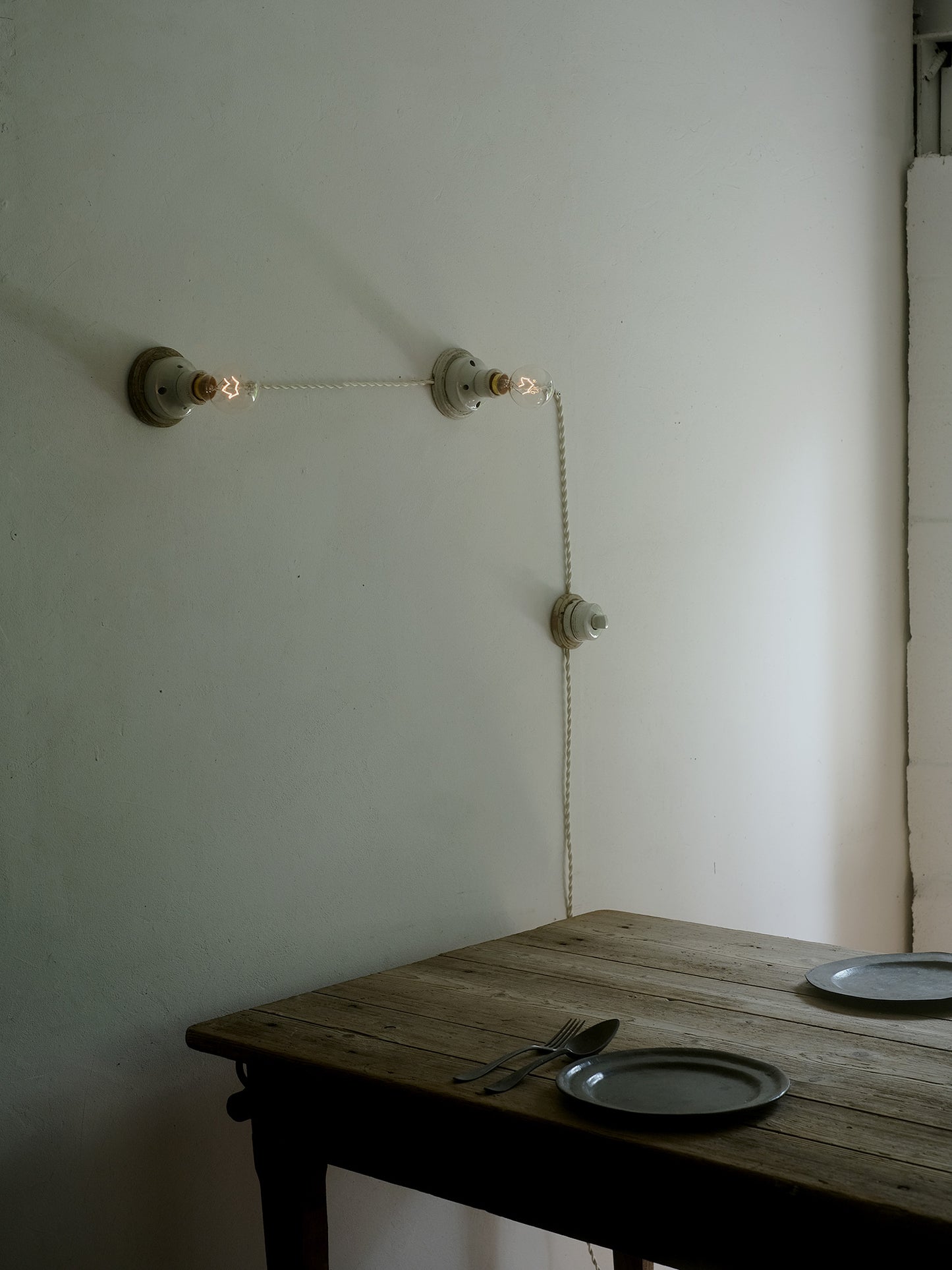 2 SOCKET LAMP WITH SWITCH : A