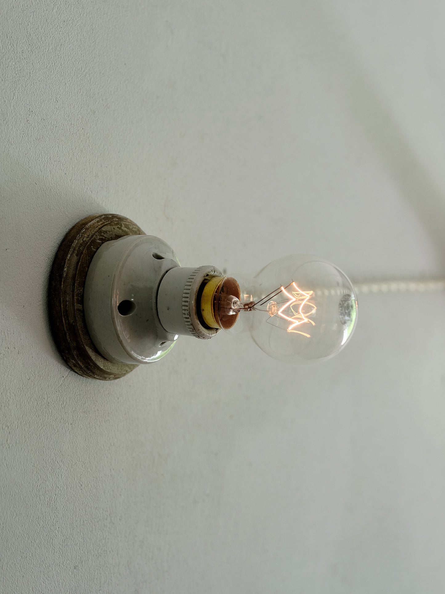 2 SOCKET LAMP WITH SWITCH : A