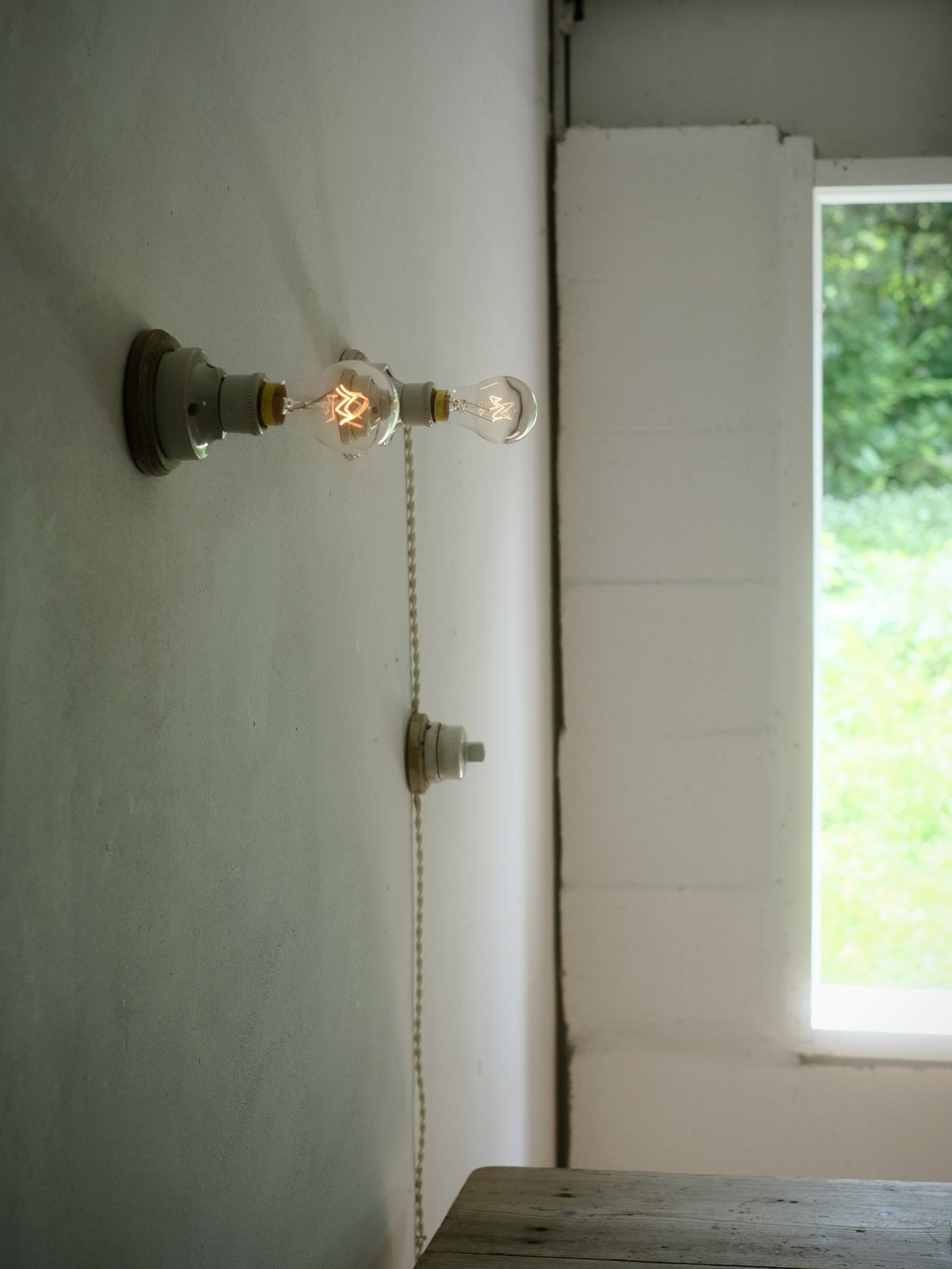 2 SOCKET LAMP WITH SWITCH : A