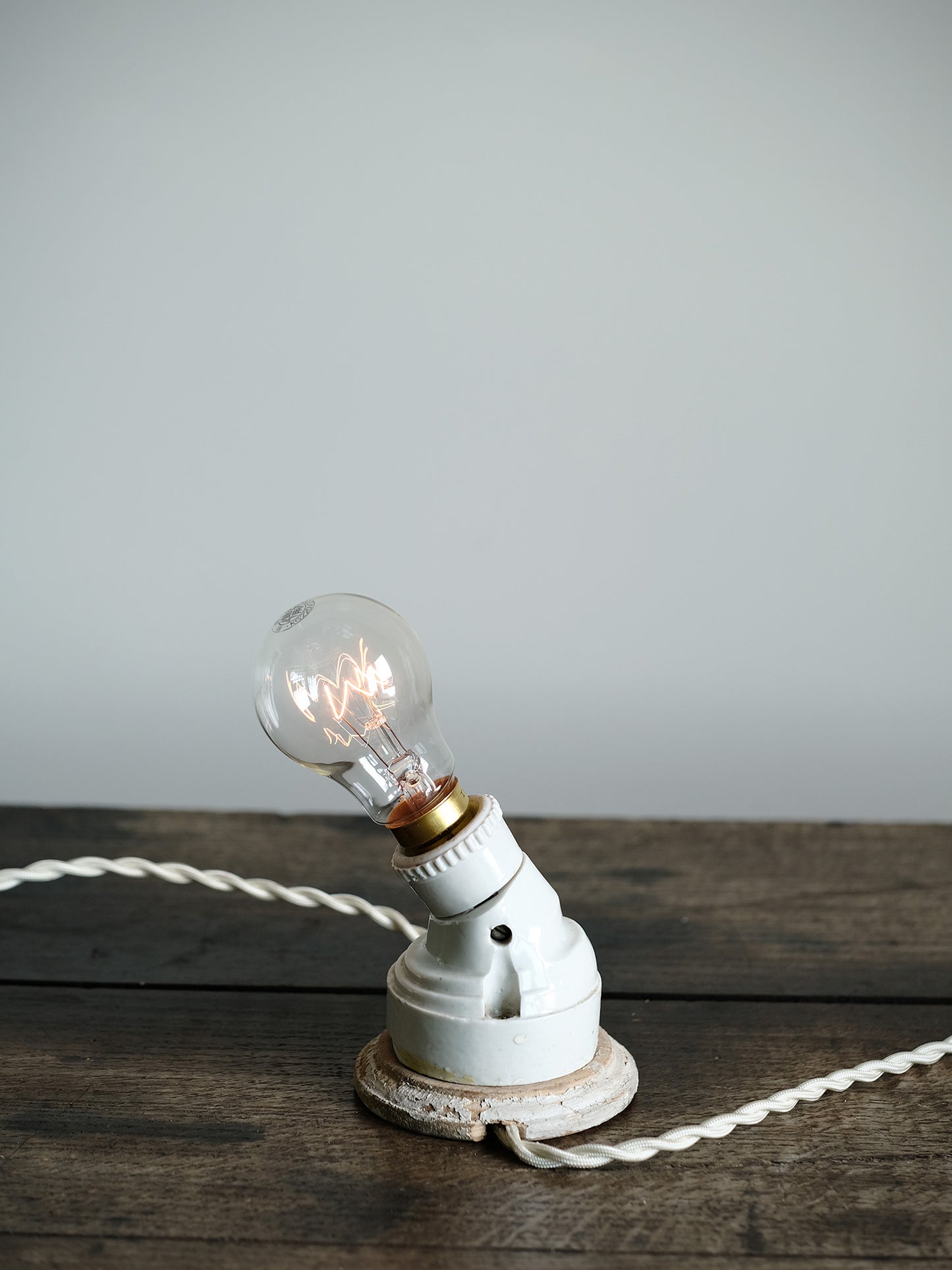 2 SOCKET LAMP WITH SWITCH : B