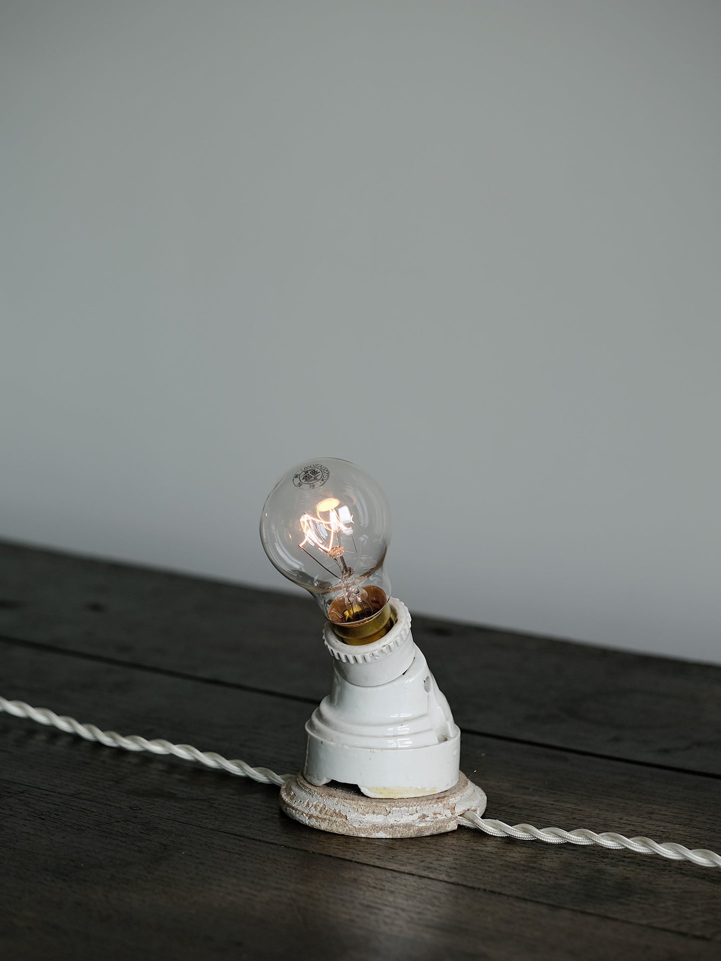 2 SOCKET LAMP WITH SWITCH : B