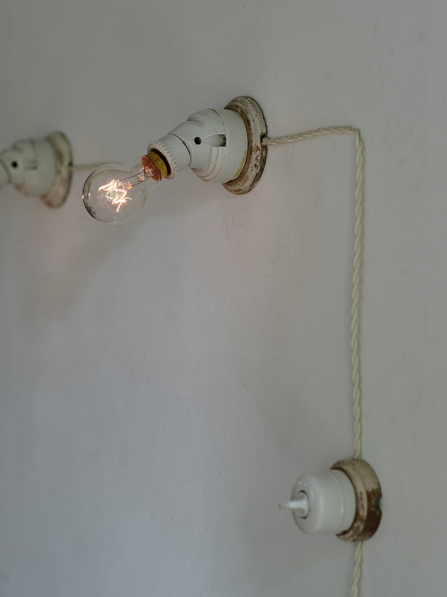 2 SOCKET LAMP WITH SWITCH : B