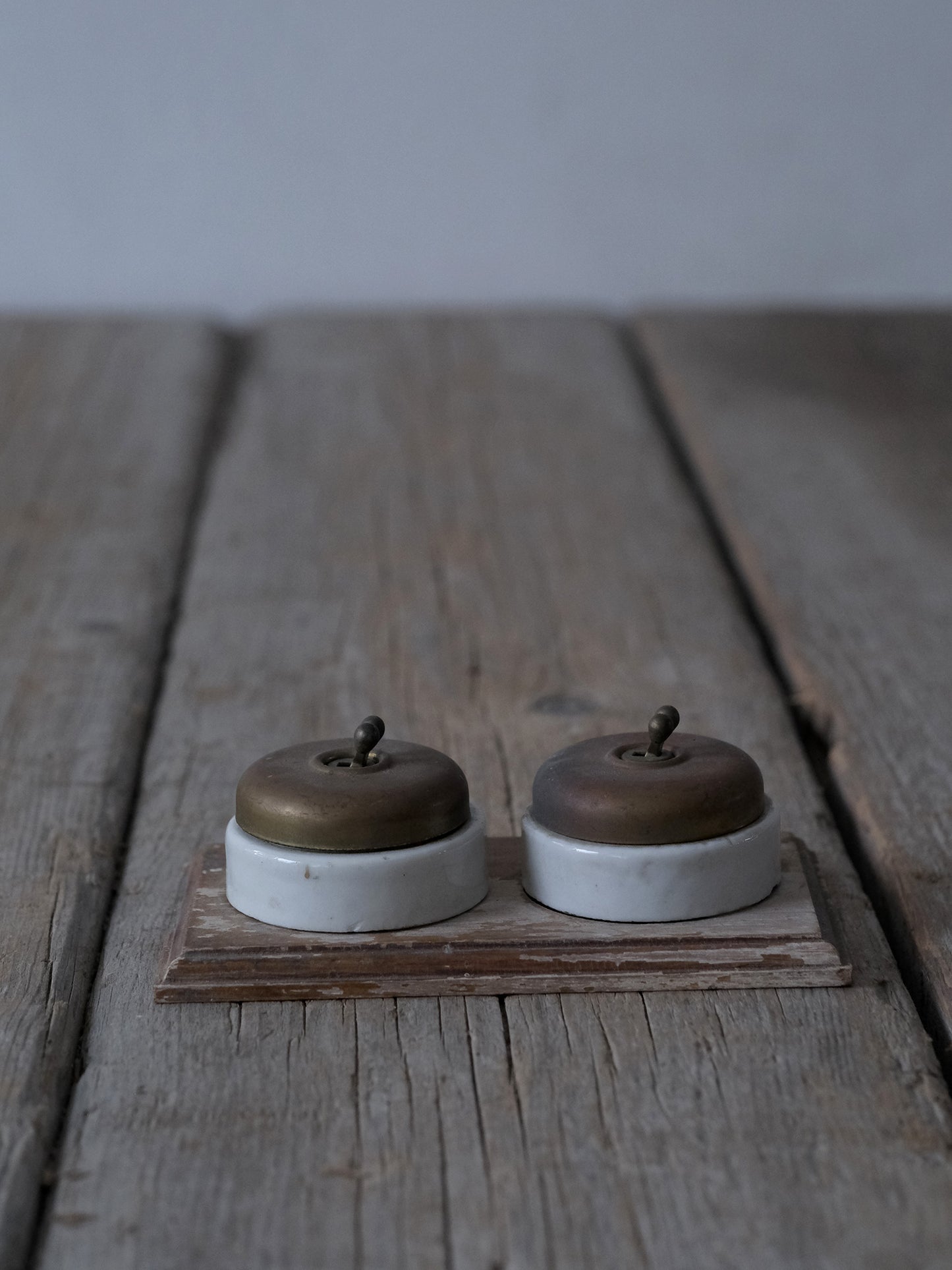 W SWITCH with wooden base