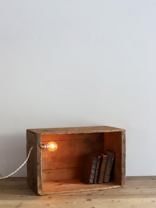 020 木箱にランプ L