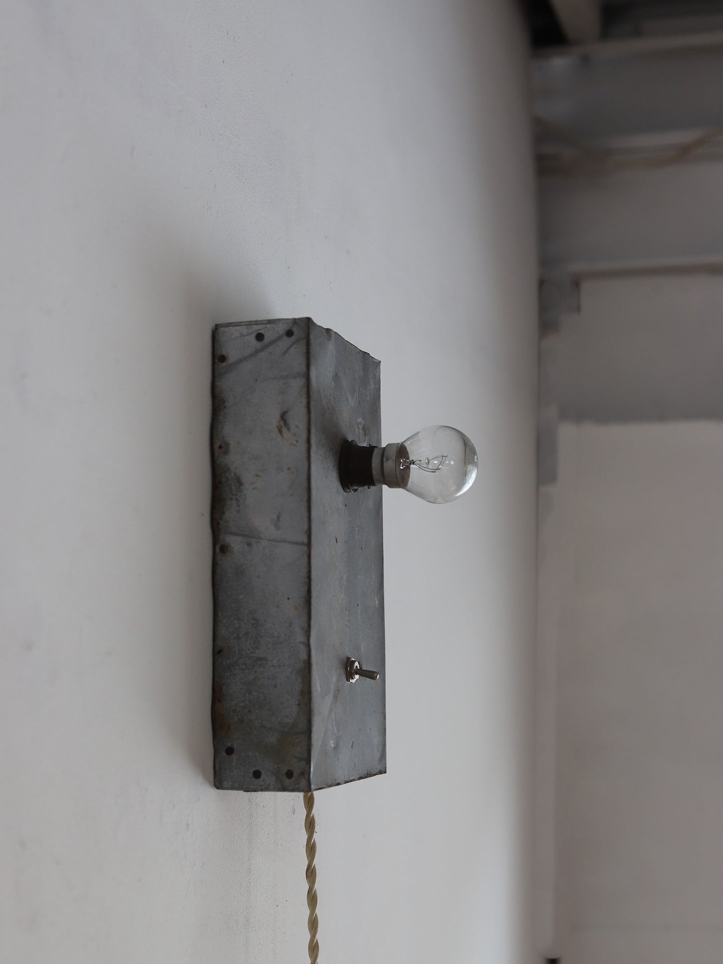 022 ブリキ箱にランプ