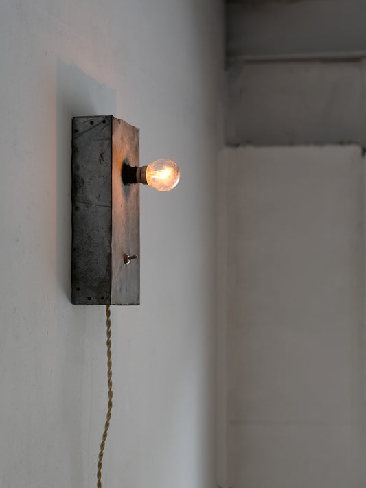 022 ブリキ箱にランプ