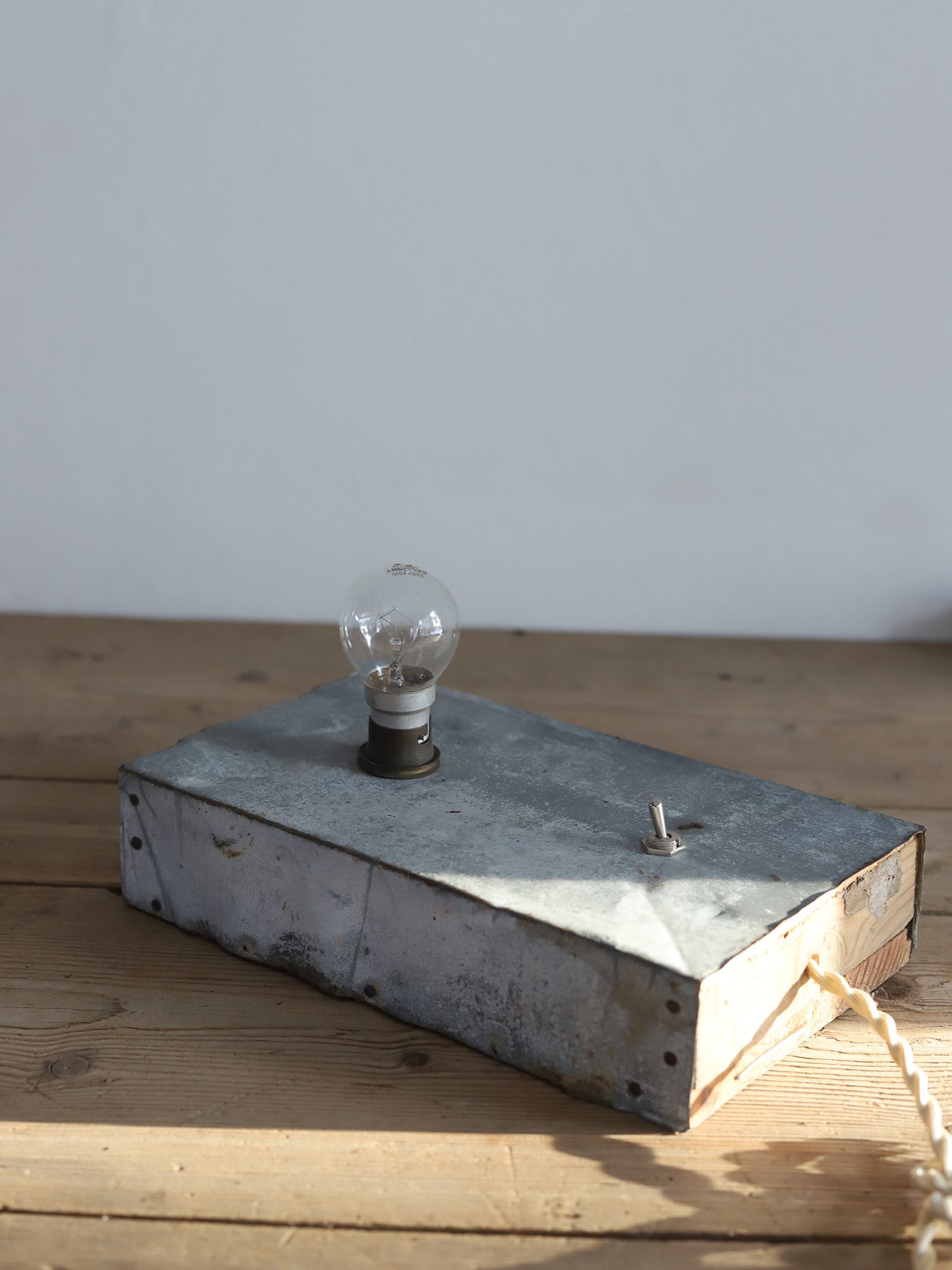 022 ブリキ箱にランプ