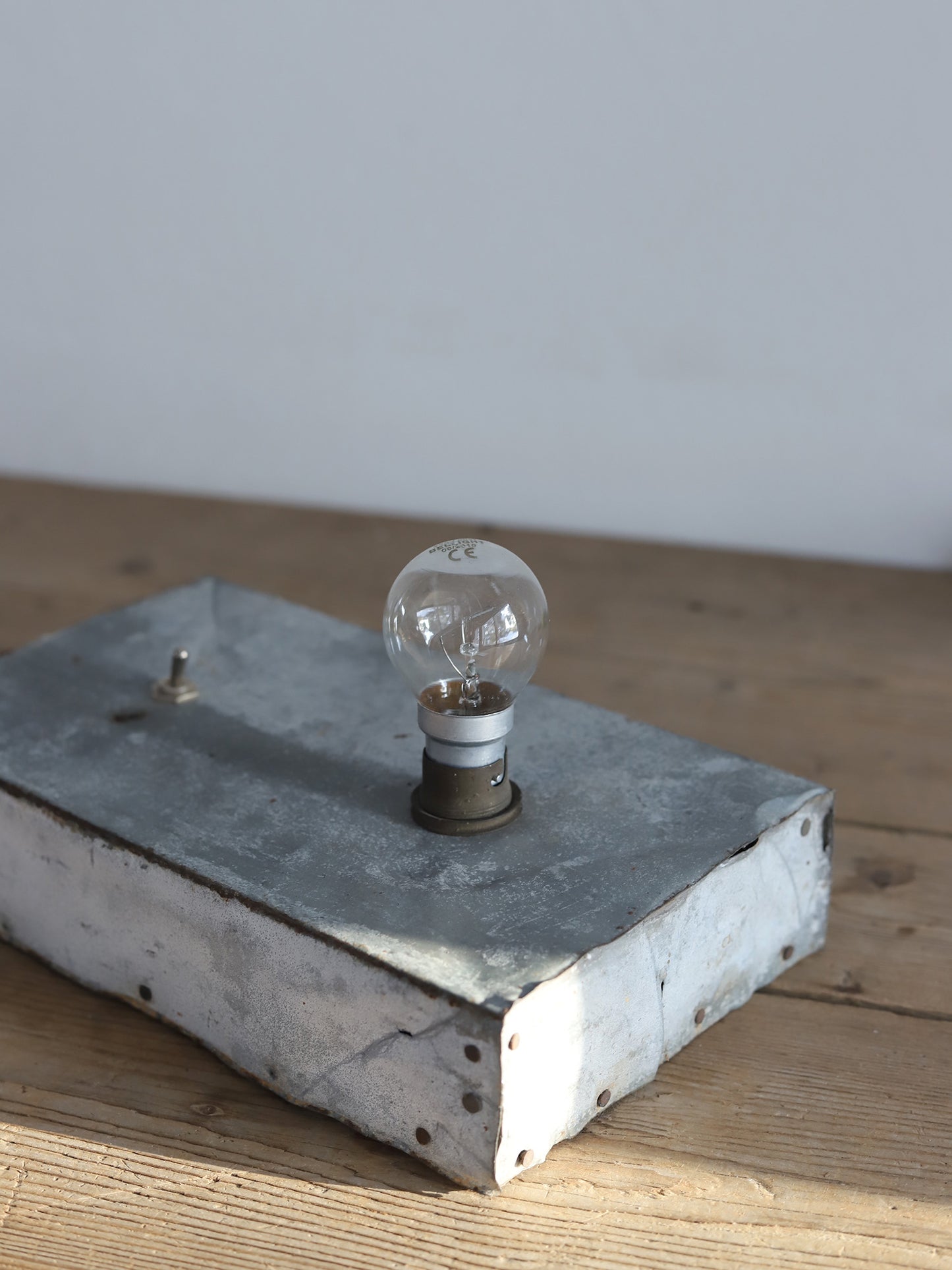 022 ブリキ箱にランプ