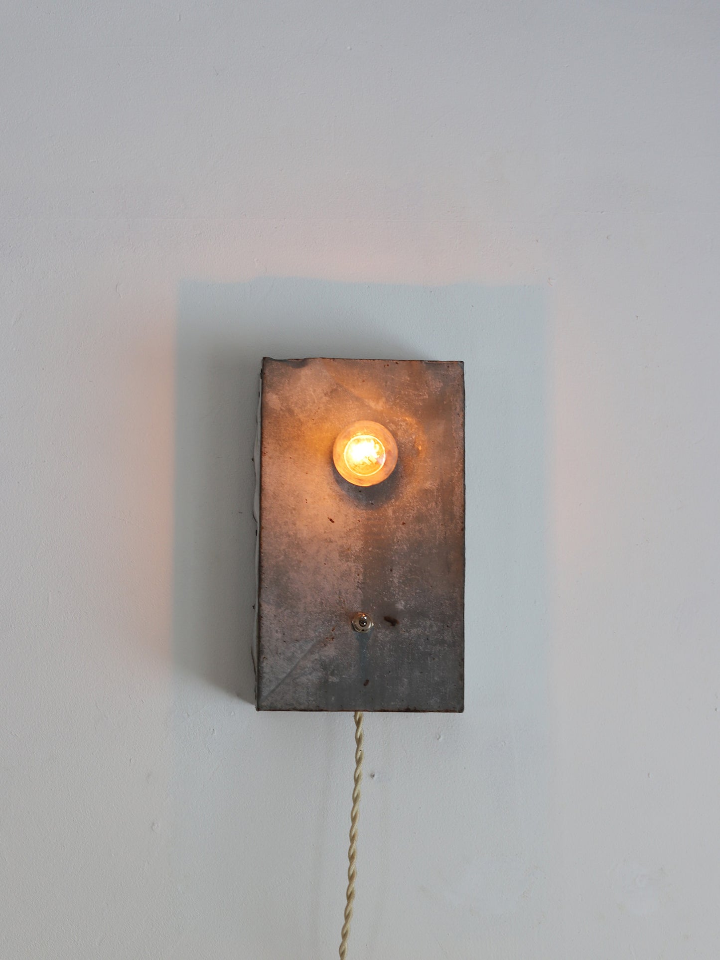 022 ブリキ箱にランプ