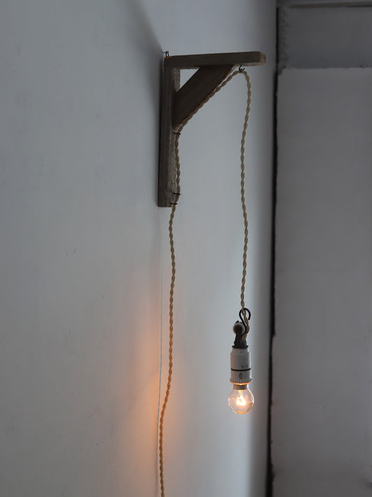 033 陶器の壁つけランプ