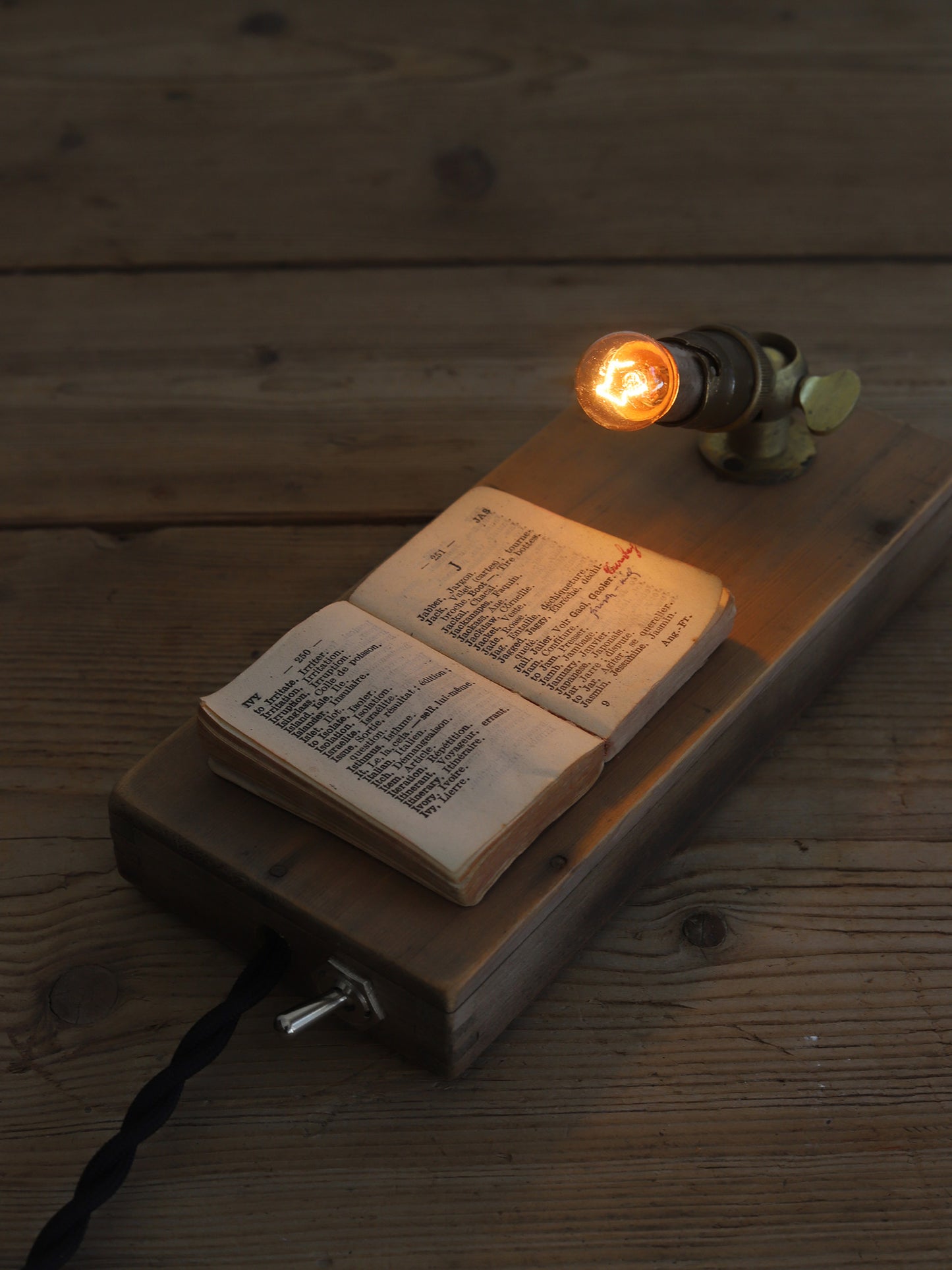 WOOD BASE LAMP