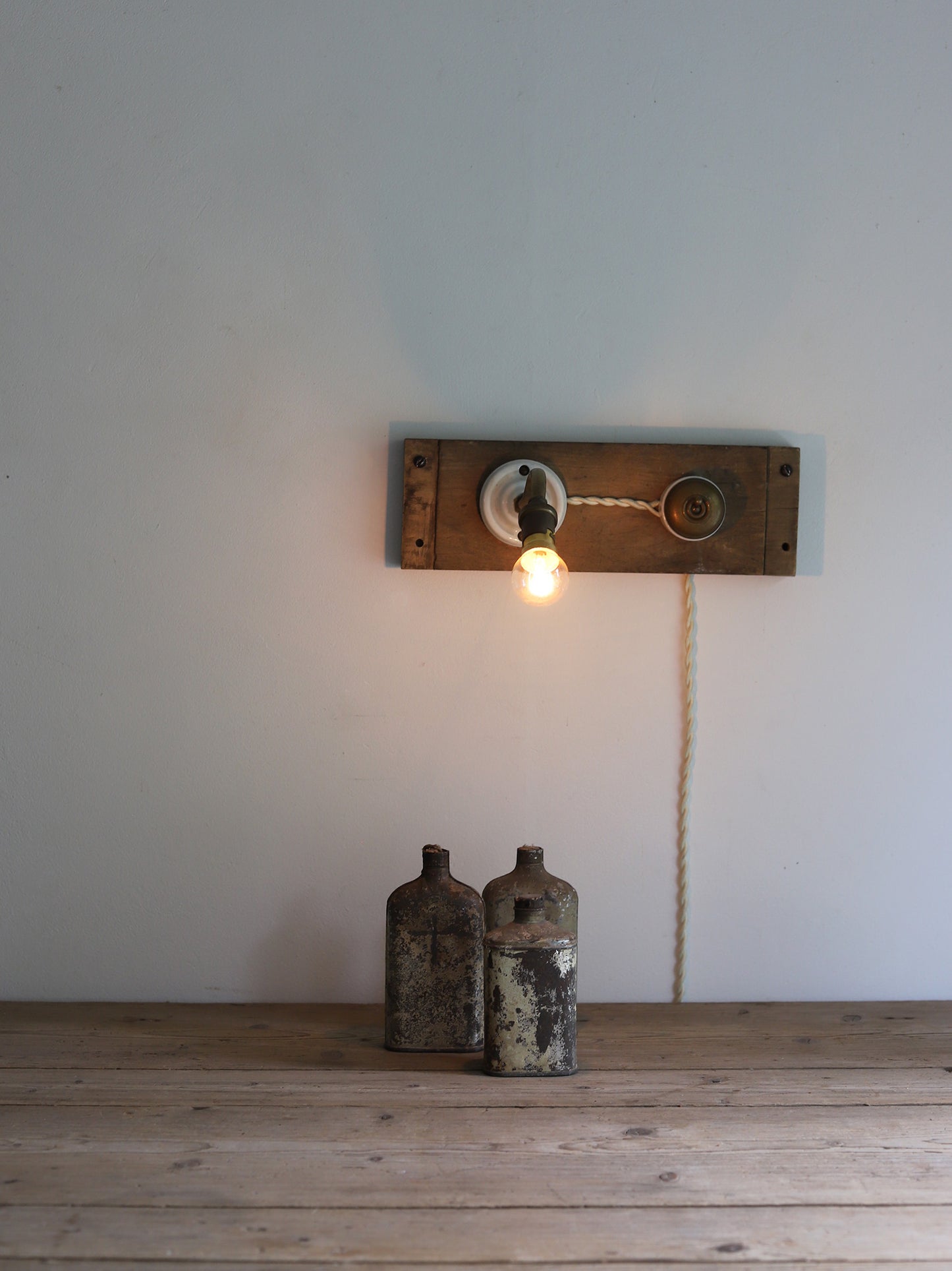 WALL LAMP