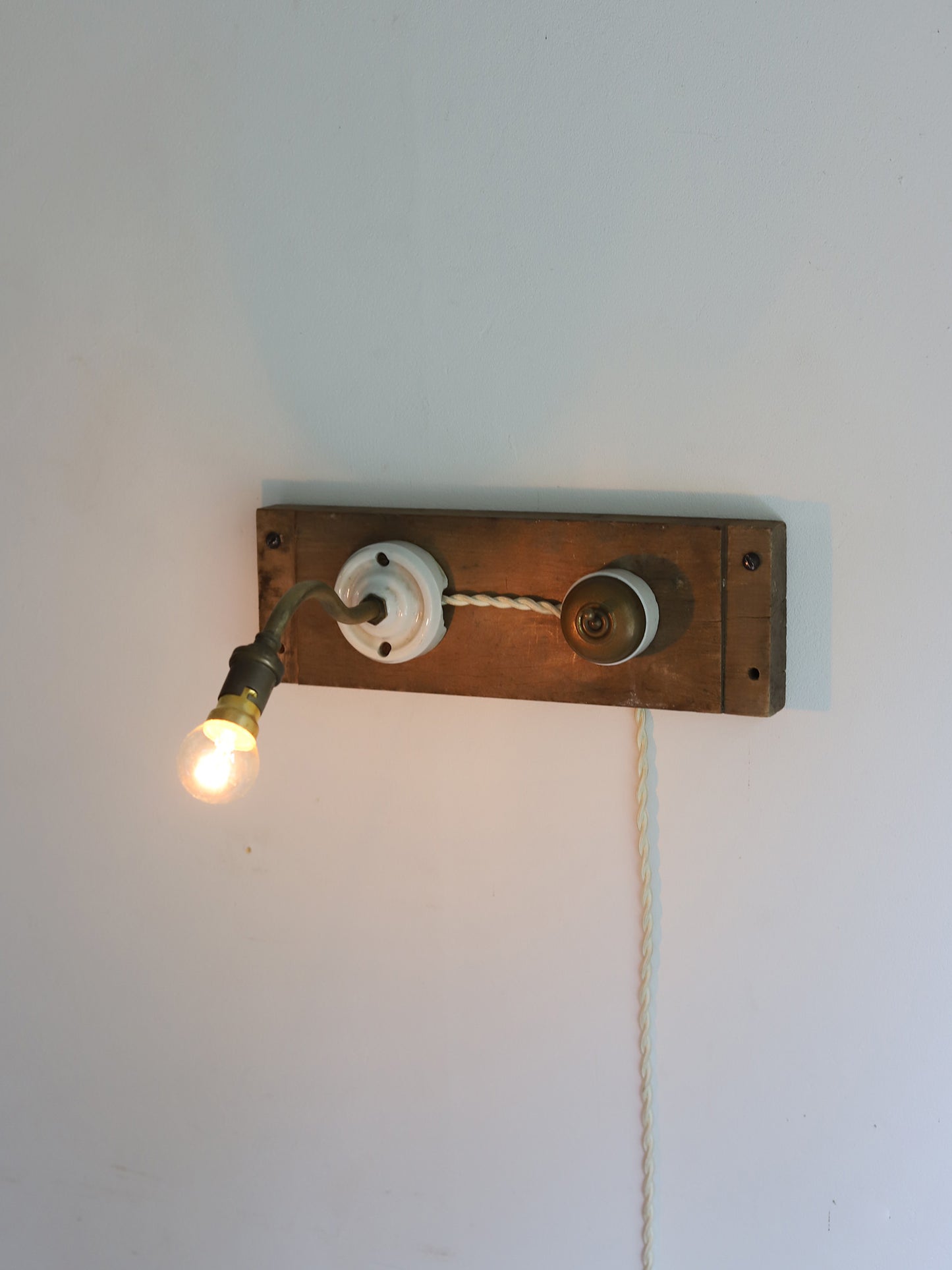 WALL LAMP