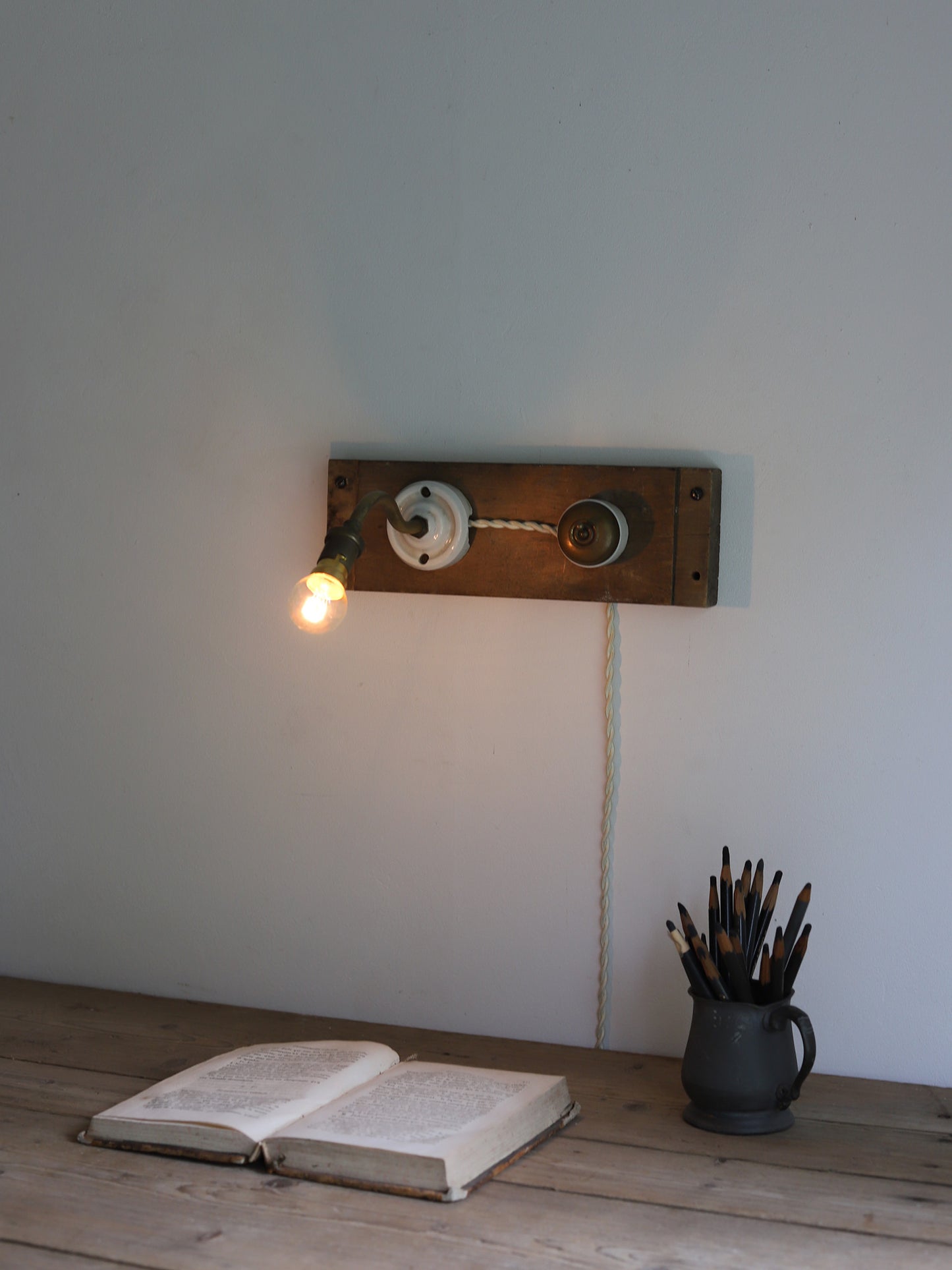 WALL LAMP