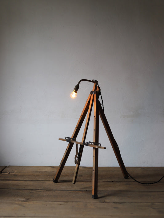 EASEL LAMP