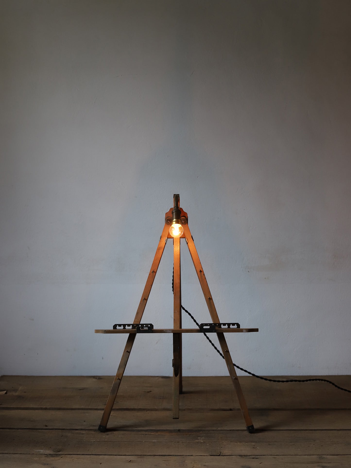 EASEL LAMP
