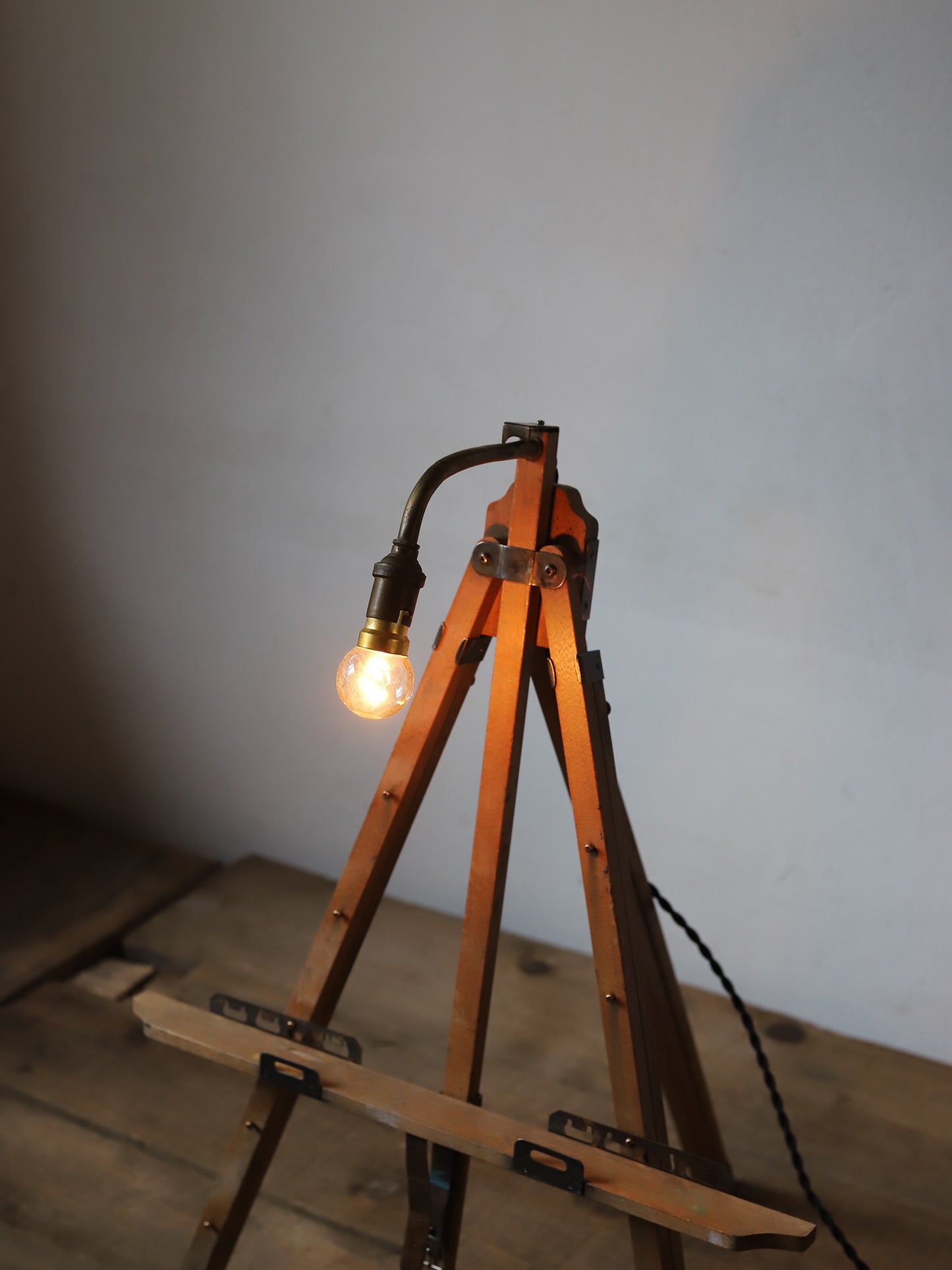 EASEL LAMP