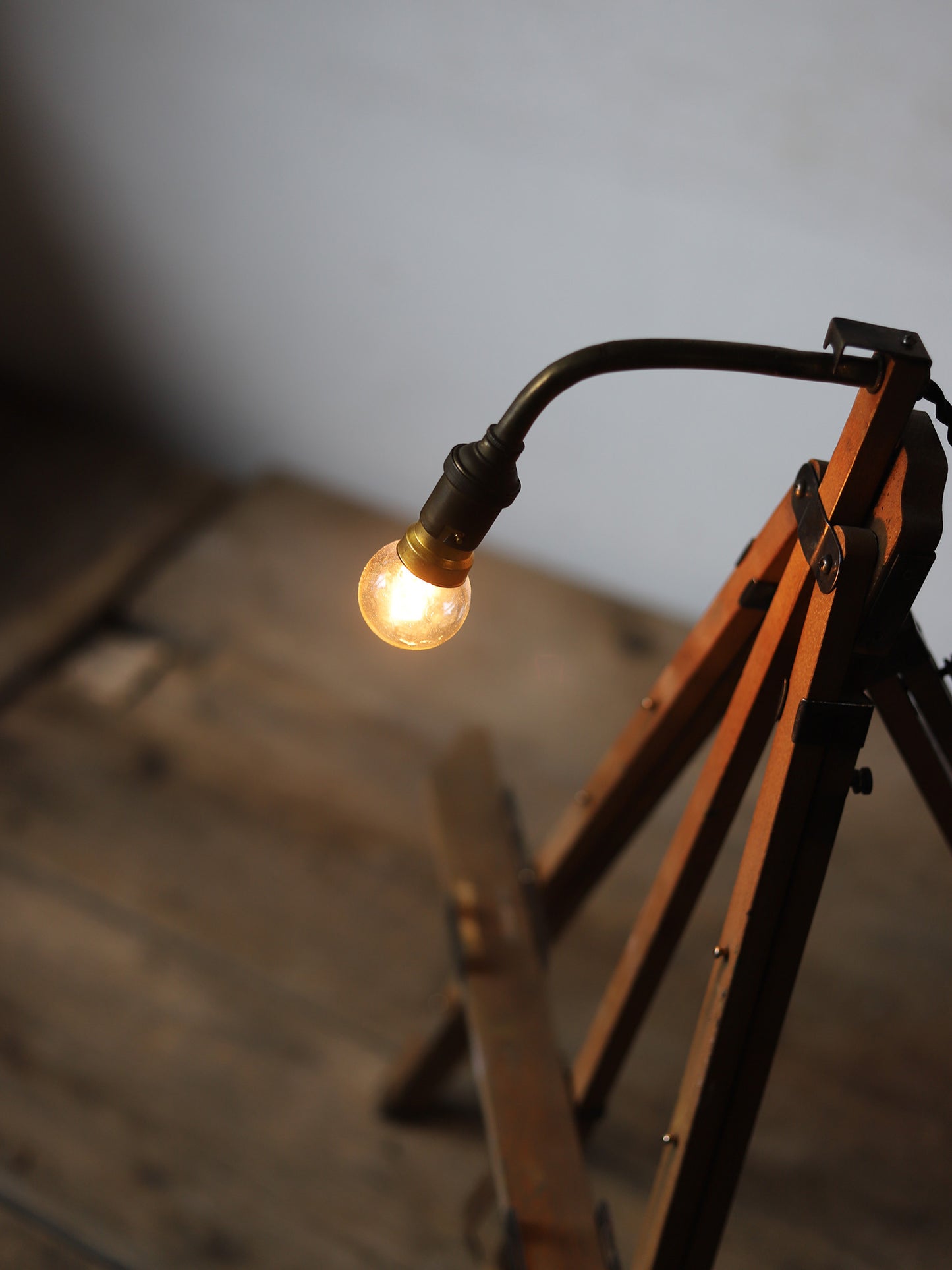 EASEL LAMP