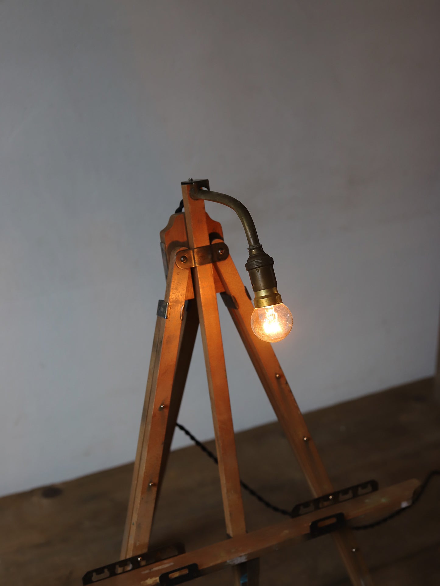 EASEL LAMP
