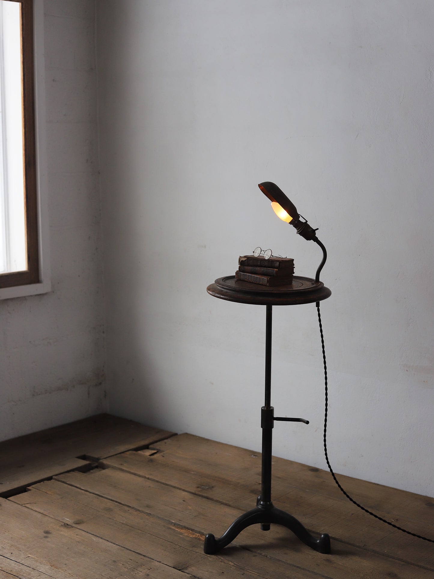 SIDE TABLE with LAMP