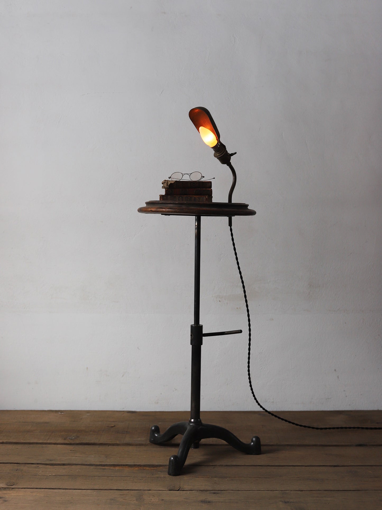 SIDE TABLE with LAMP
