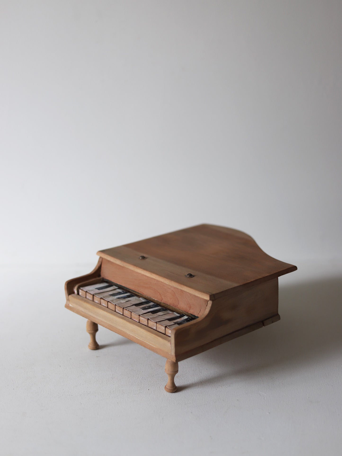 TOY PIANO