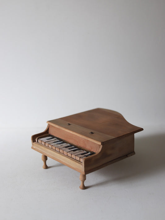 TOY PIANO