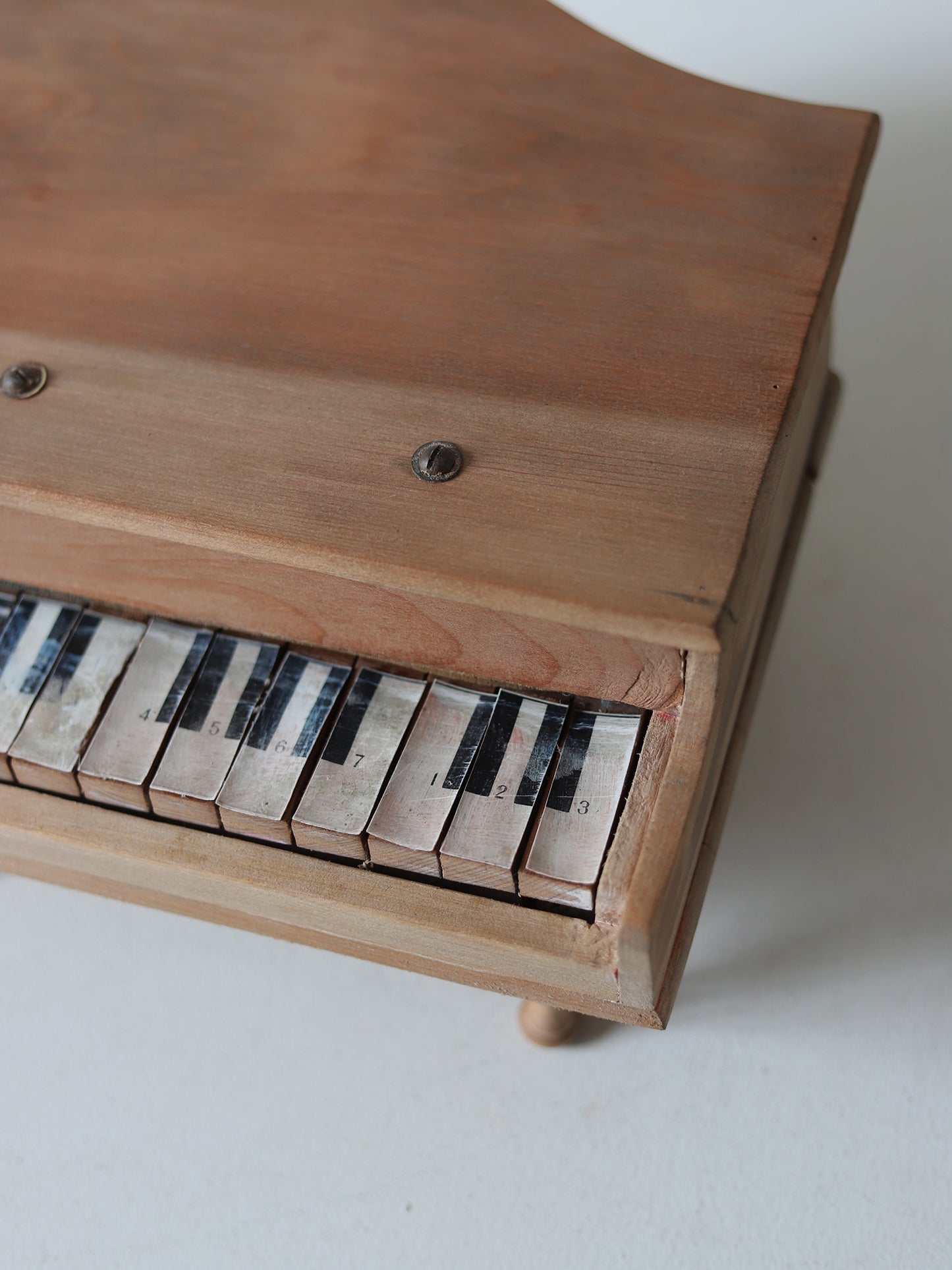 TOY PIANO