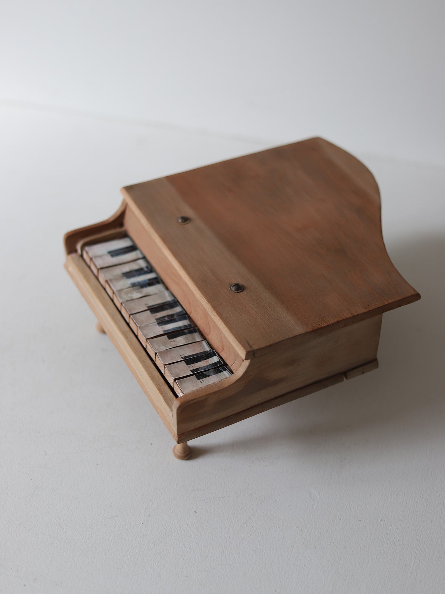 TOY PIANO