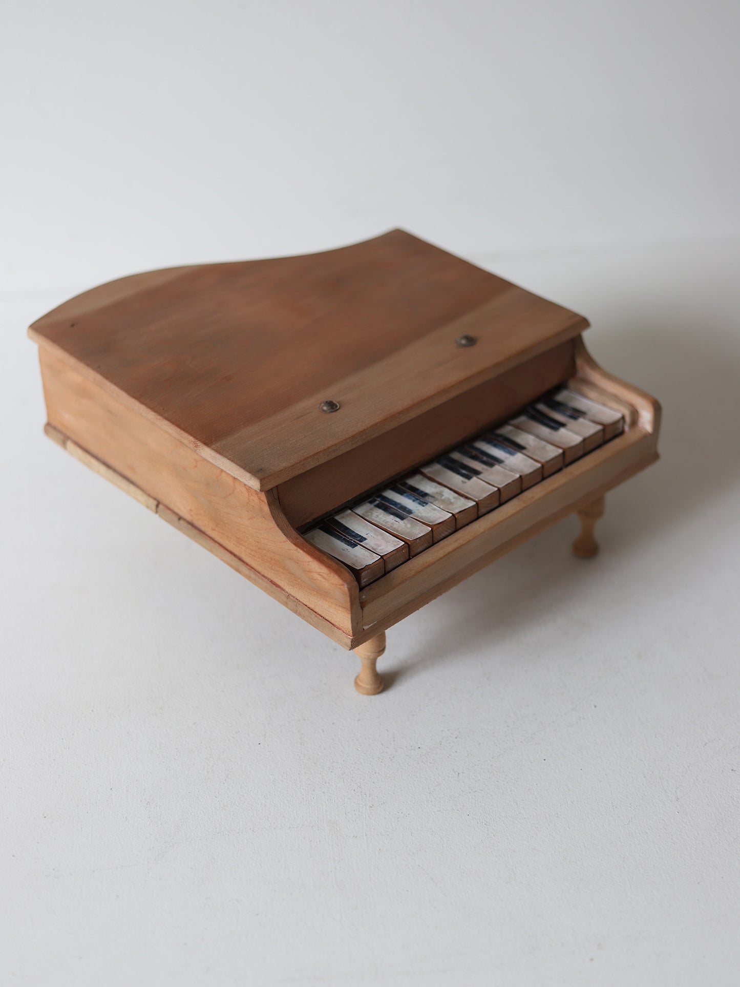 TOY PIANO