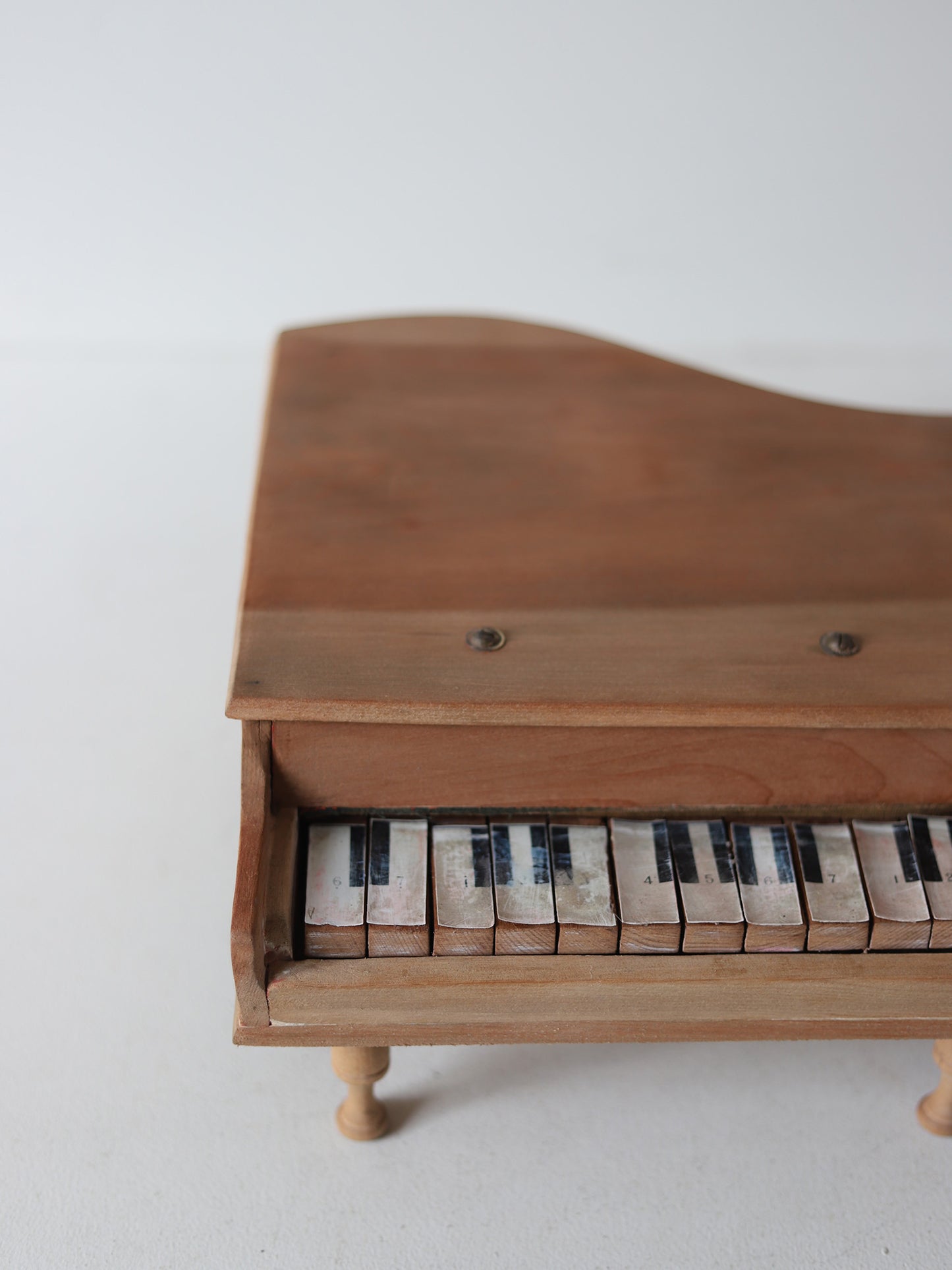 TOY PIANO