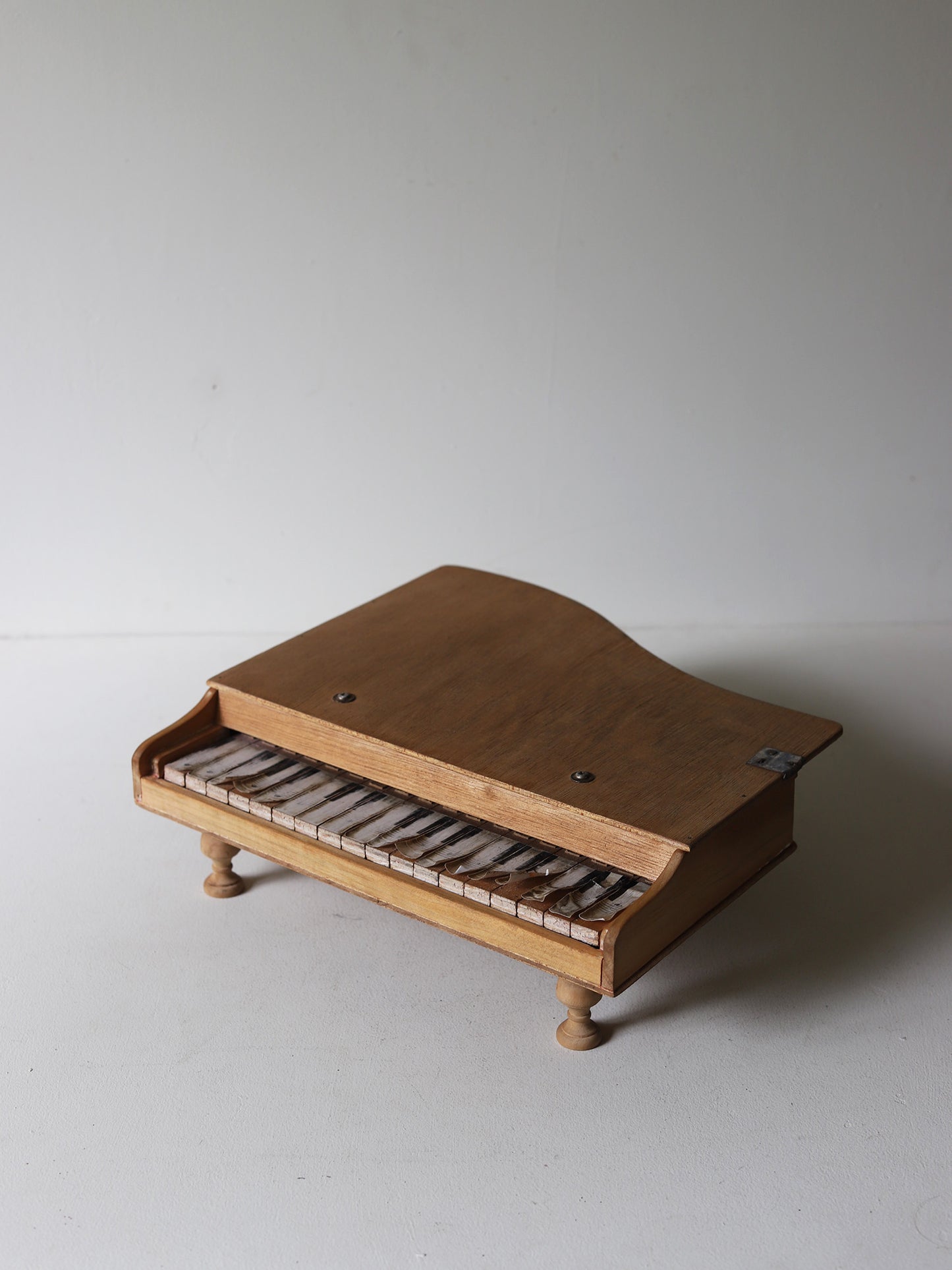 TOY PIANO