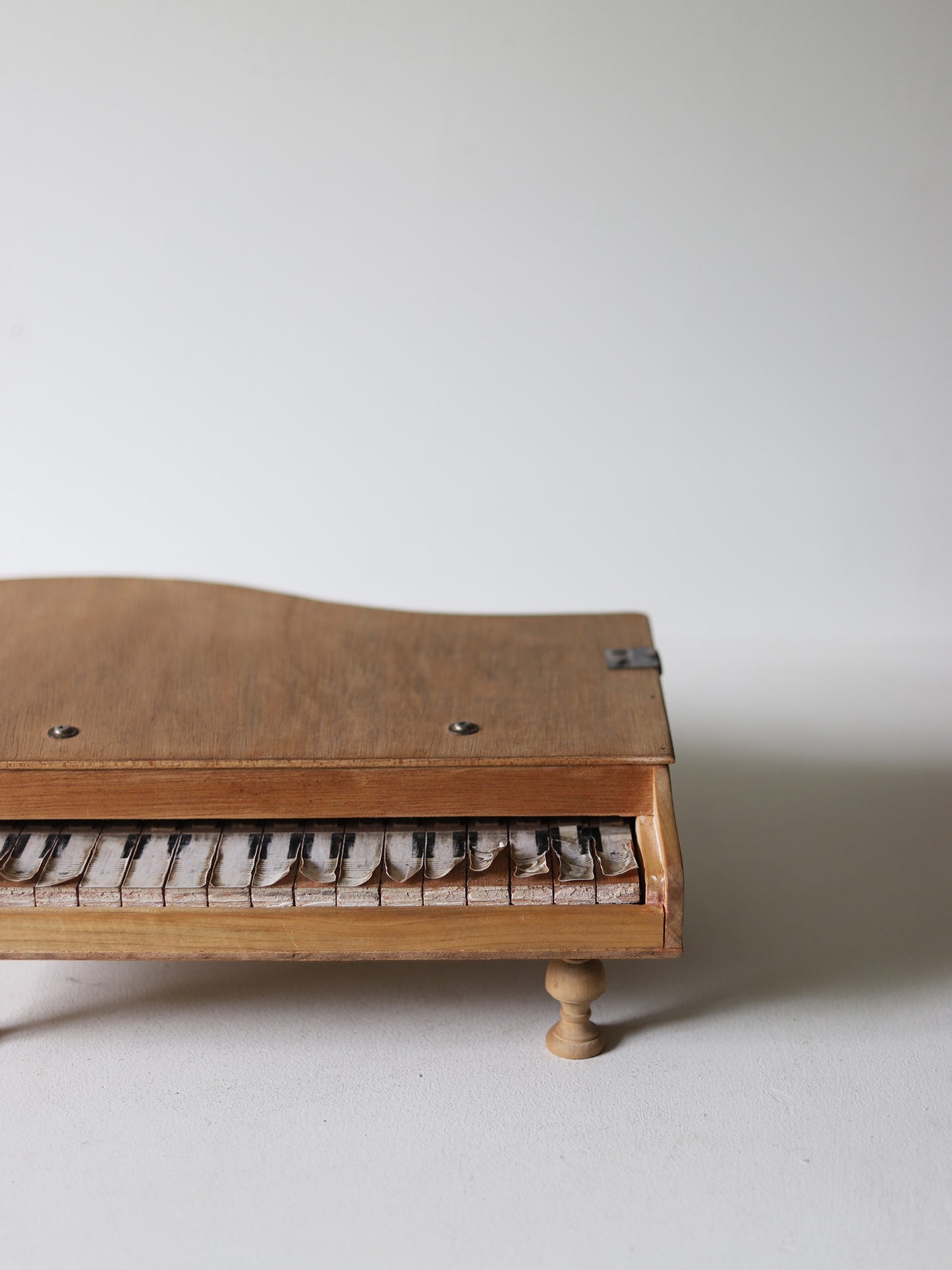 TOY PIANO